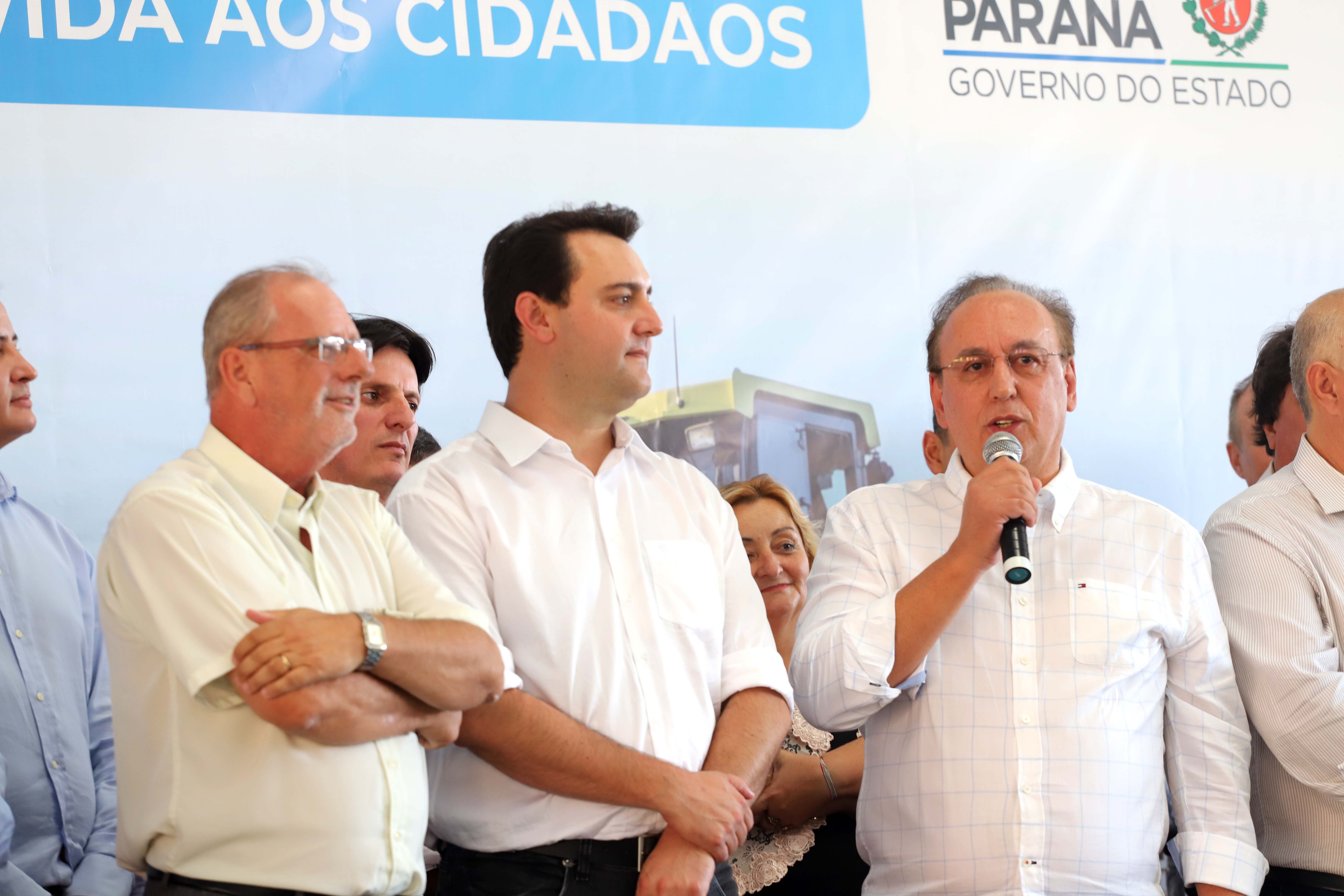 GOVERNADOR INAUGURA ESCOLA E LIBERA RECURSOS EM RIO NEGRO. O governador Carlos Massa Ratinho inaugura a Escola Municipal Ana Zorning e confirma recursos para pavimentação, em Rio Negro, região sudeste do Paraná. Presentes no evento: prefeito de Rio Negro, Milton José Paizani; secretário de Desenvolvimento Urbano, João Carlos Ortega; secretário de Educação e do Esporte, Renato Feder; de Agricultura e Abastecimento, Norberto Ortigara; entre outros.Rio Negro, 13-02-20.Foto: Arnaldo Alves / AEN.