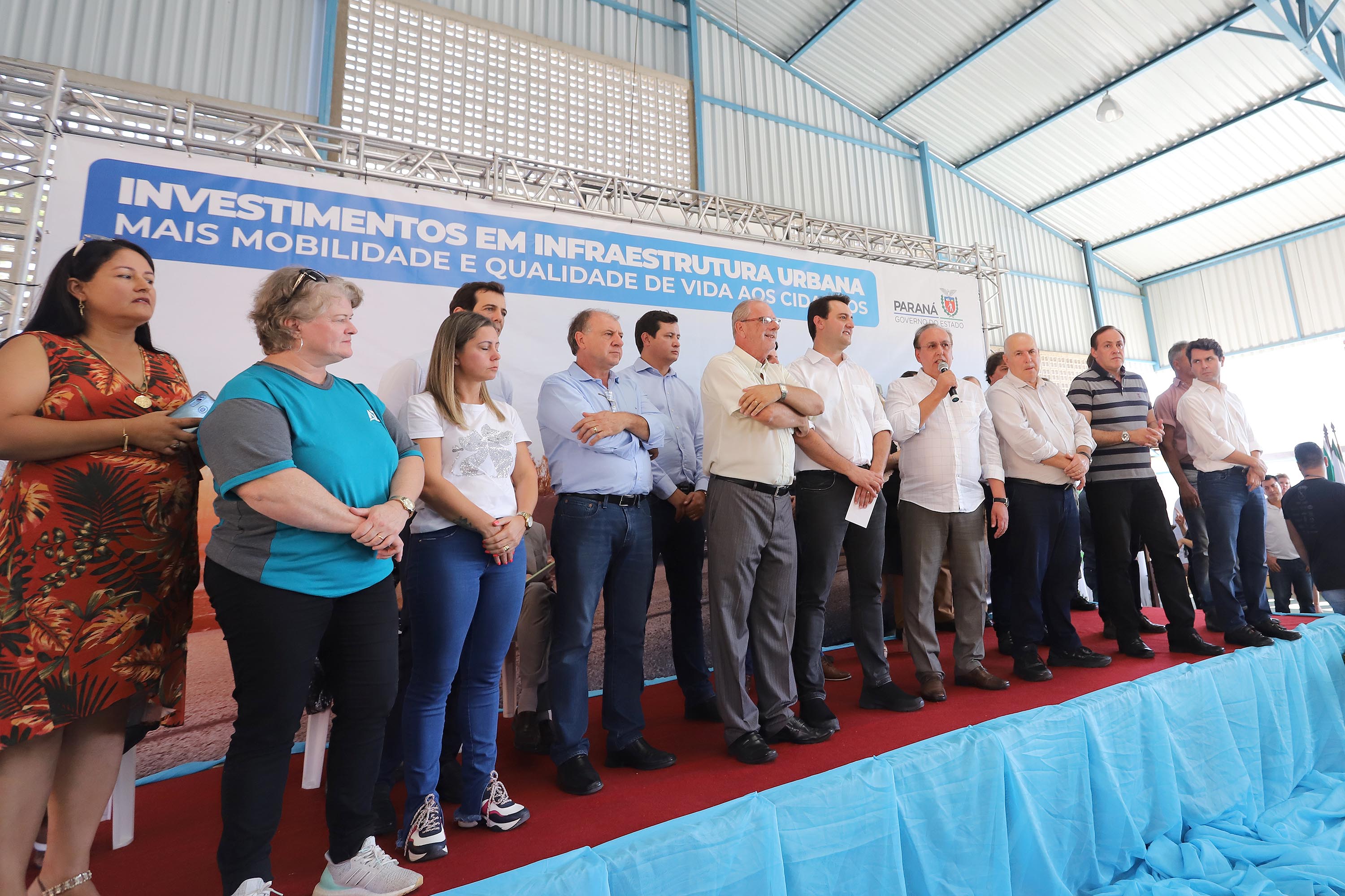 GOVERNADOR INAUGURA ESCOLA E LIBERA RECURSOS EM RIO NEGRO. O governador Carlos Massa Ratinho inaugura a Escola Municipal Ana Zorning e confirma recursos para pavimentação, em Rio Negro, região sudeste do Paraná. Presentes no evento: prefeito de Rio Negro, Milton José Paizani; secretário de Desenvolvimento Urbano, João Carlos Ortega; secretário de Educação e do Esporte, Renato Feder; de Agricultura e Abastecimento, Norberto Ortigara; entre outros.Rio Negro, 13-02-20.Foto: Arnaldo Alves / AEN.