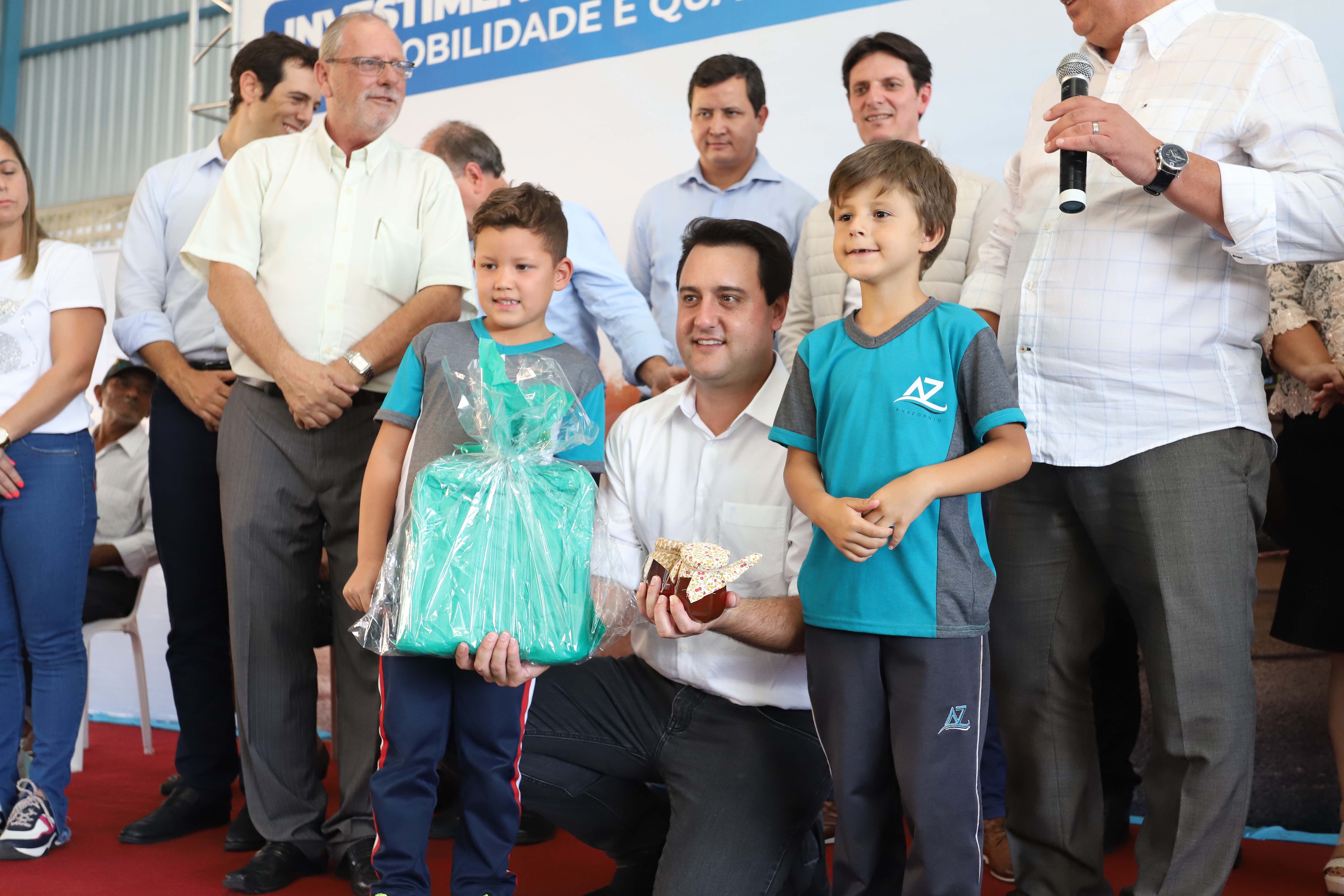 GOVERNADOR INAUGURA ESCOLA E LIBERA RECURSOS EM RIO NEGRO. O governador Carlos Massa Ratinho inaugura a Escola Municipal Ana Zorning e confirma recursos para pavimentação, em Rio Negro, região sudeste do Paraná. Presentes no evento: prefeito de Rio Negro, Milton José Paizani; secretário de Desenvolvimento Urbano, João Carlos Ortega; secretário de Educação e do Esporte, Renato Feder; de Agricultura e Abastecimento, Norberto Ortigara; entre outros.Rio Negro, 13-02-20.Foto: Arnaldo Alves / AEN.