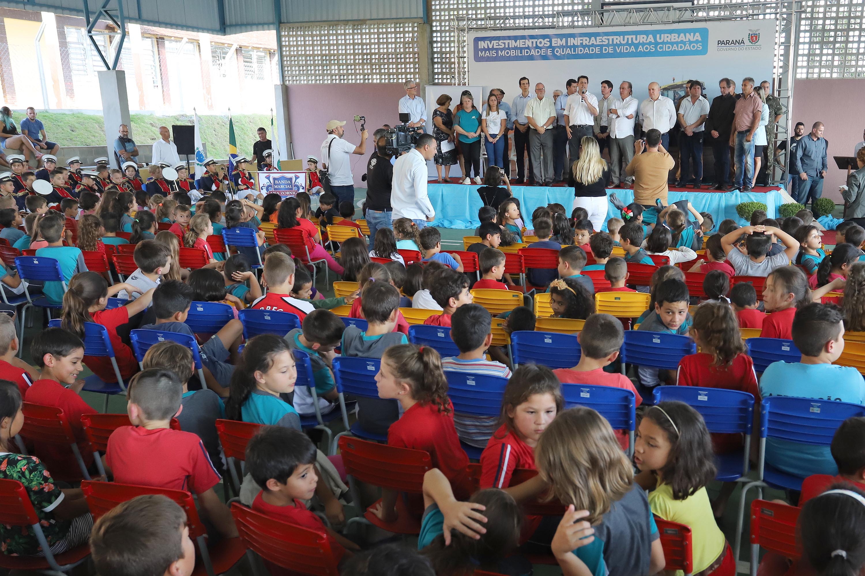 GOVERNADOR INAUGURA ESCOLA E LIBERA RECURSOS EM RIO NEGRO. O governador Carlos Massa Ratinho inaugura a Escola Municipal Ana Zorning e confirma recursos para pavimentação, em Rio Negro, região sudeste do Paraná. Presentes no evento: prefeito de Rio Negro, Milton José Paizani; secretário de Desenvolvimento Urbano, João Carlos Ortega; secretário de Educação e do Esporte, Renato Feder; de Agricultura e Abastecimento, Norberto Ortigara; entre outros.Rio Negro, 13-02-20.Foto: Arnaldo Alves / AEN.