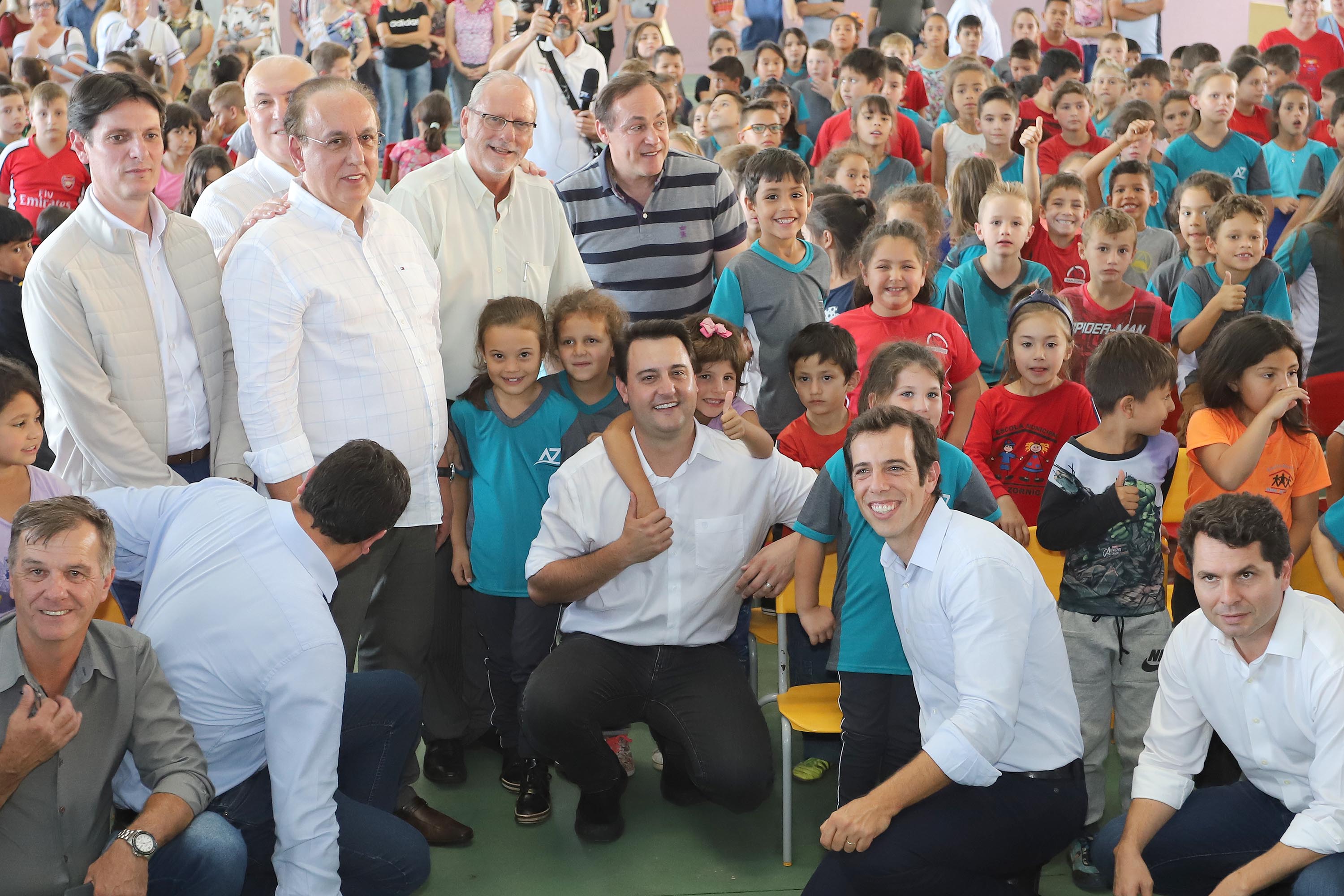 GOVERNADOR INAUGURA ESCOLA E LIBERA RECURSOS EM RIO NEGRO. O governador Carlos Massa Ratinho inaugura a Escola Municipal Ana Zorning e confirma recursos para pavimentação, em Rio Negro, região sudeste do Paraná. Presentes no evento: prefeito de Rio Negro, Milton José Paizani; secretário de Desenvolvimento Urbano, João Carlos Ortega; secretário de Educação e do Esporte, Renato Feder; de Agricultura e Abastecimento, Norberto Ortigara; entre outros.Rio Negro, 13-02-20.Foto: Arnaldo Alves / AEN.