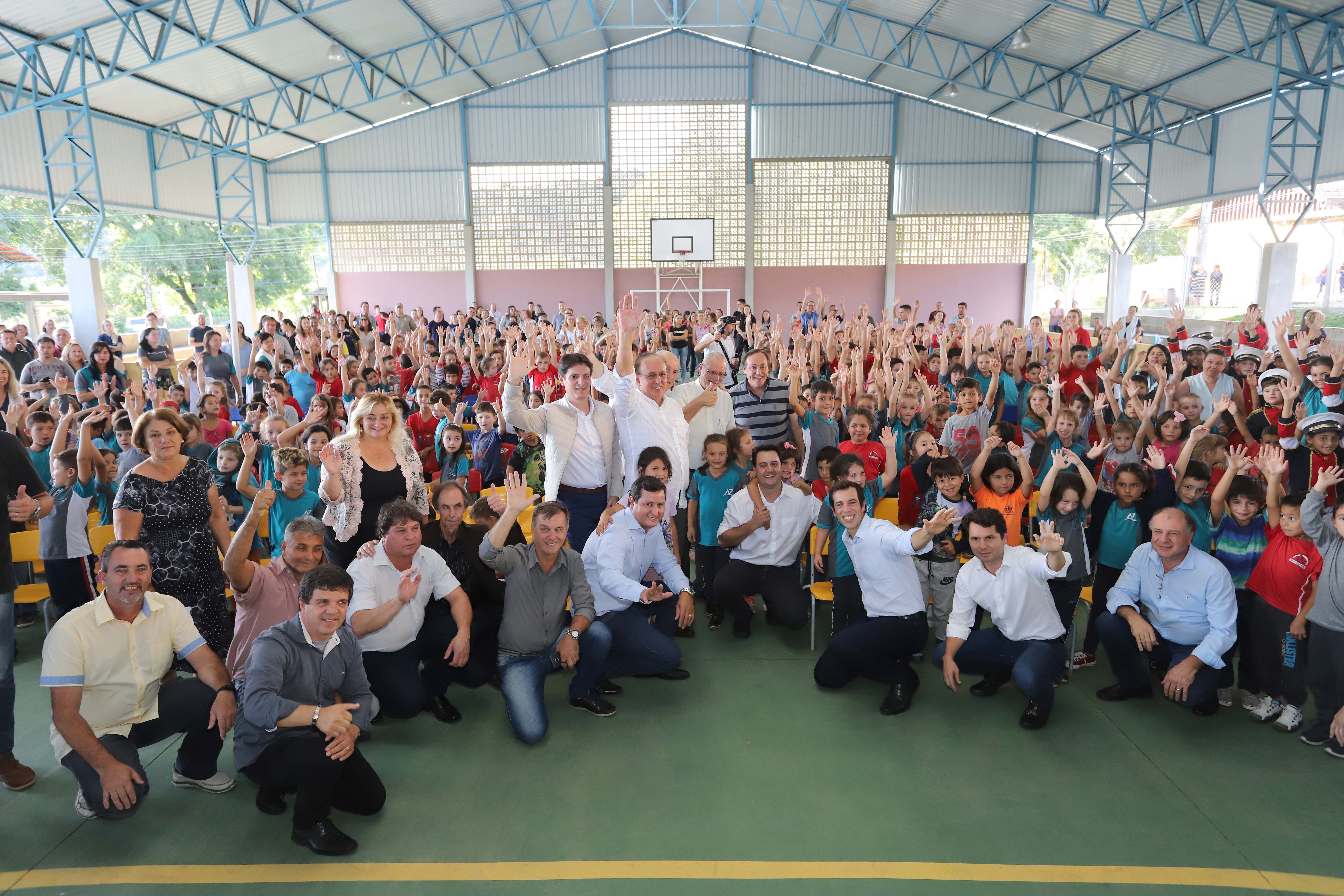 GOVERNADOR INAUGURA ESCOLA E LIBERA RECURSOS EM RIO NEGRO. O governador Carlos Massa Ratinho inaugura a Escola Municipal Ana Zorning e confirma recursos para pavimentação, em Rio Negro, região sudeste do Paraná. Presentes no evento: prefeito de Rio Negro, Milton José Paizani; secretário de Desenvolvimento Urbano, João Carlos Ortega; secretário de Educação e do Esporte, Renato Feder; de Agricultura e Abastecimento, Norberto Ortigara; entre outros.Rio Negro, 13-02-20.Foto: Arnaldo Alves / AEN.