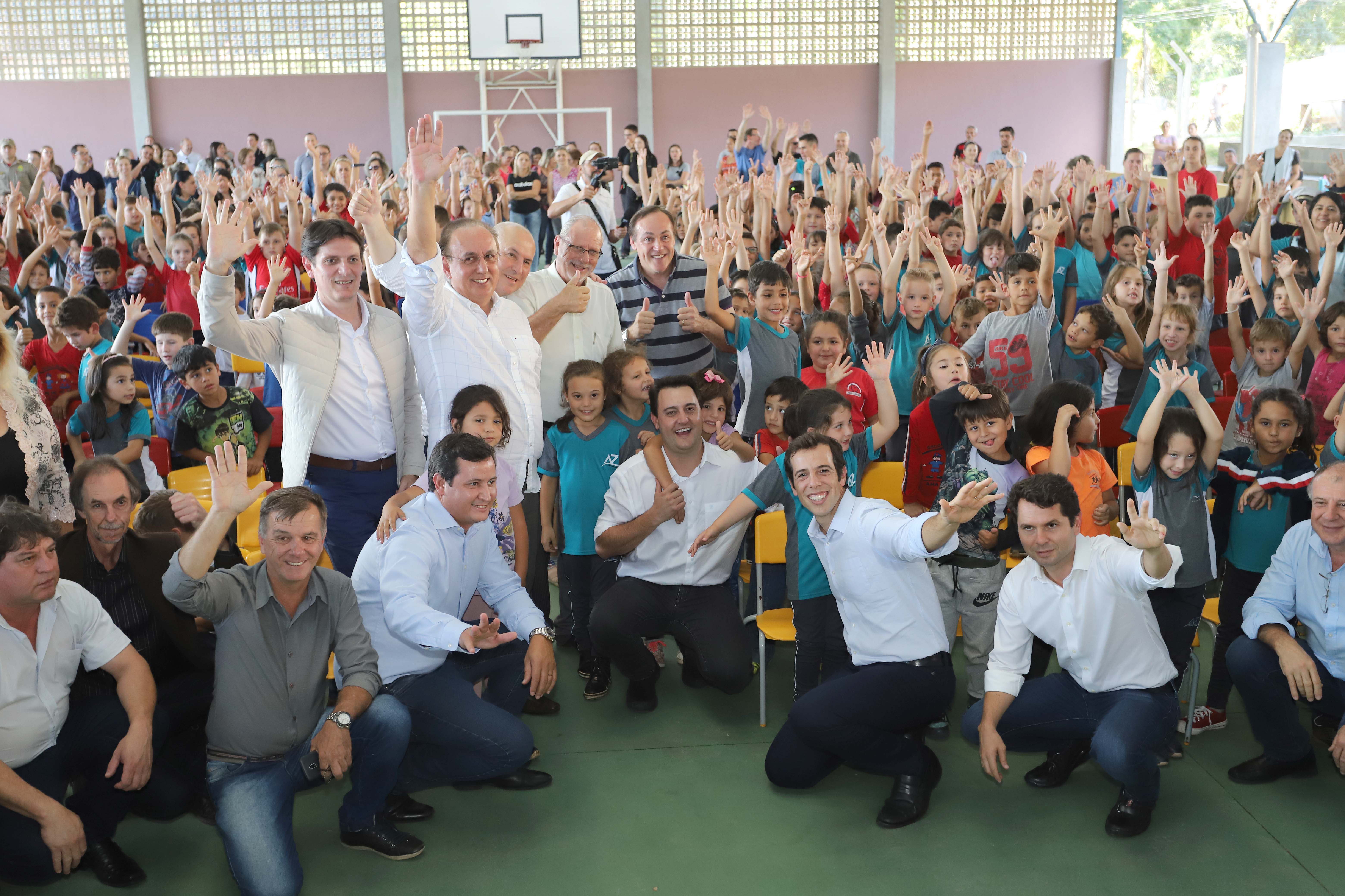 GOVERNADOR INAUGURA ESCOLA E LIBERA RECURSOS EM RIO NEGRO. O governador Carlos Massa Ratinho inaugura a Escola Municipal Ana Zorning e confirma recursos para pavimentação, em Rio Negro, região sudeste do Paraná. Presentes no evento: prefeito de Rio Negro, Milton José Paizani; secretário de Desenvolvimento Urbano, João Carlos Ortega; secretário de Educação e do Esporte, Renato Feder; de Agricultura e Abastecimento, Norberto Ortigara; entre outros.Rio Negro, 13-02-20.Foto: Arnaldo Alves / AEN.