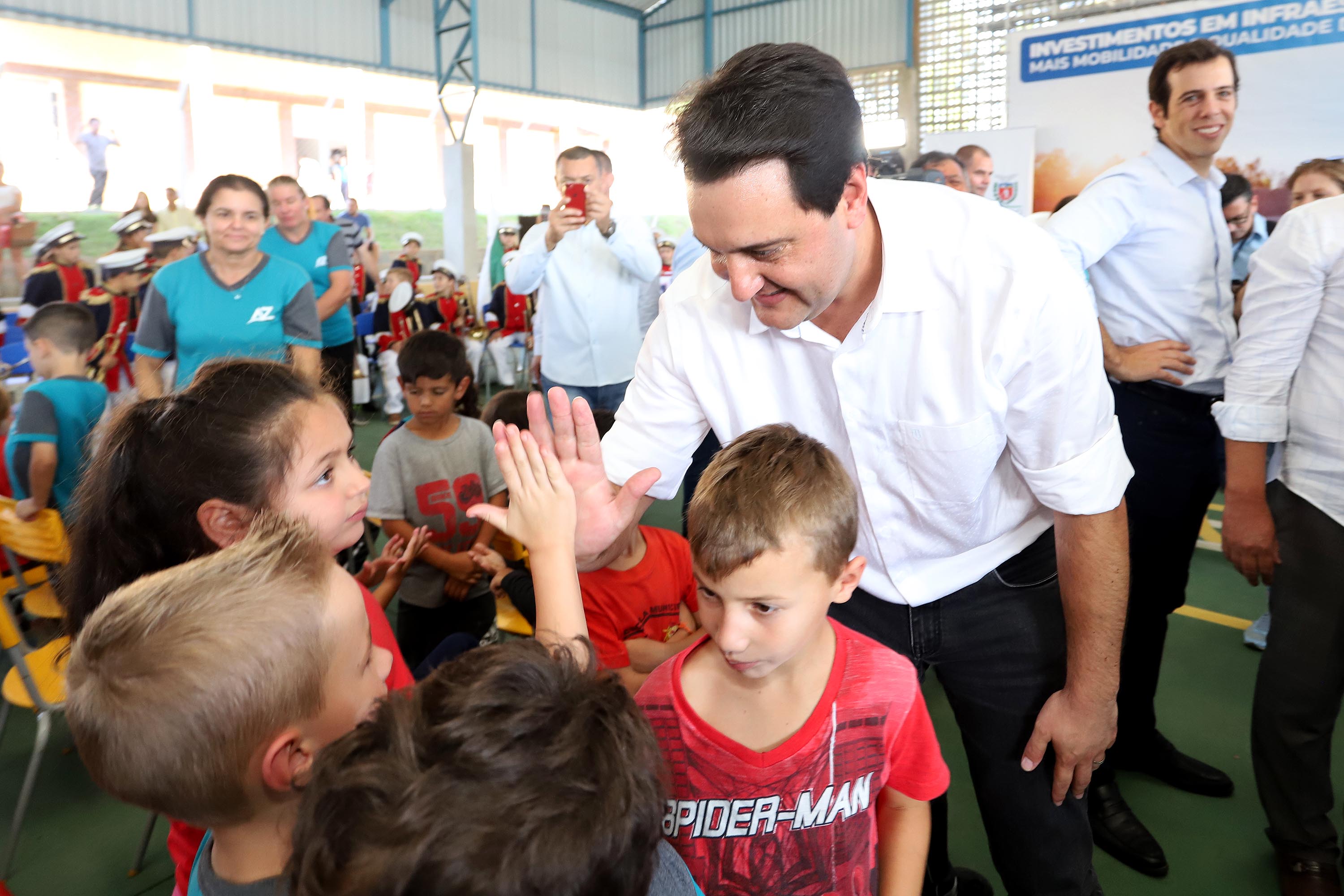 GOVERNADOR INAUGURA ESCOLA E LIBERA RECURSOS EM RIO NEGRO. O governador Carlos Massa Ratinho inaugura a Escola Municipal Ana Zorning e confirma recursos para pavimentação, em Rio Negro, região sudeste do Paraná. Presentes no evento: prefeito de Rio Negro, Milton José Paizani; secretário de Desenvolvimento Urbano, João Carlos Ortega; secretário de Educação e do Esporte, Renato Feder; de Agricultura e Abastecimento, Norberto Ortigara; entre outros.Rio Negro, 13-02-20.Foto: Arnaldo Alves / AEN.