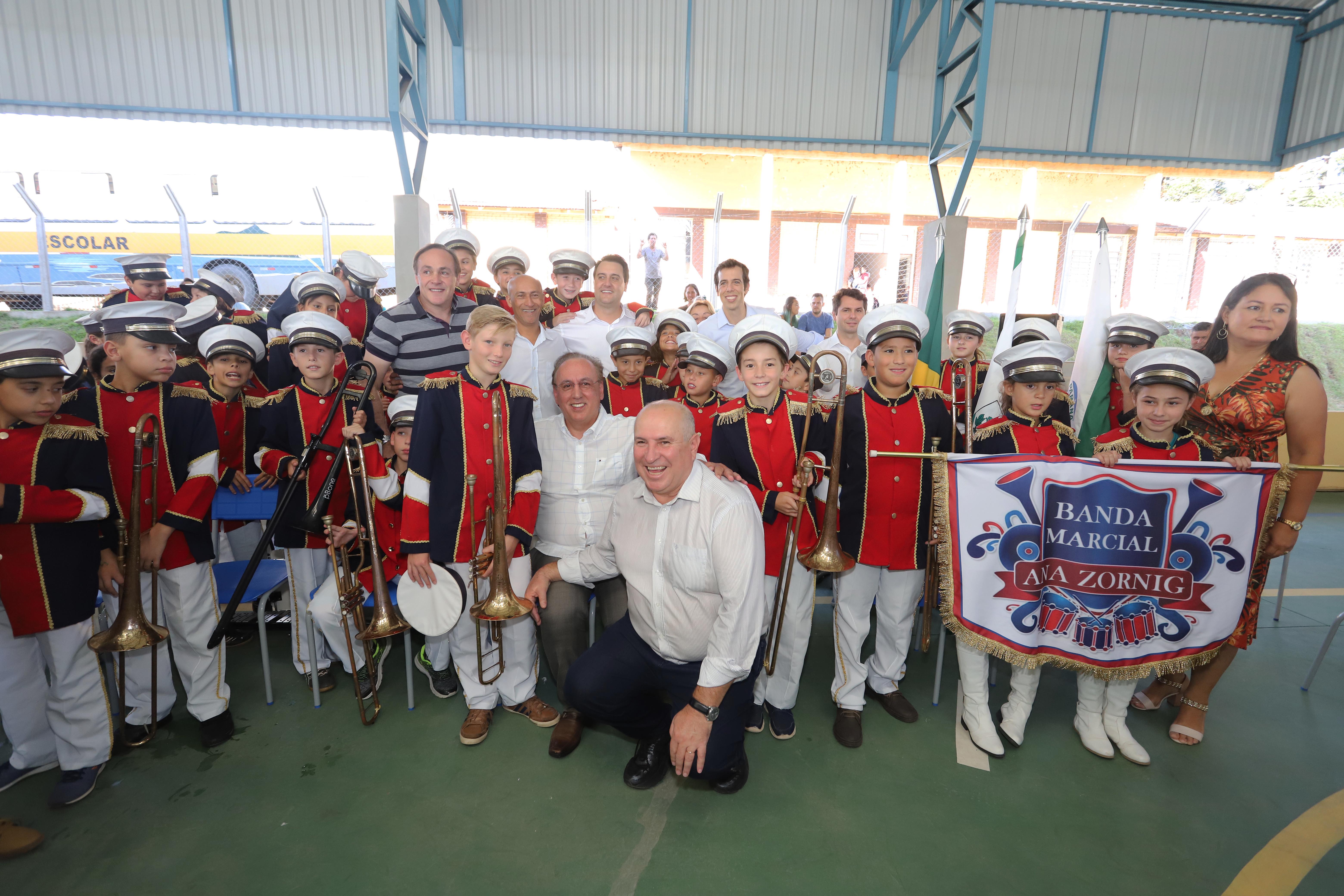 GOVERNADOR INAUGURA ESCOLA E LIBERA RECURSOS EM RIO NEGRO. O governador Carlos Massa Ratinho inaugura a Escola Municipal Ana Zorning e confirma recursos para pavimentação, em Rio Negro, região sudeste do Paraná. Presentes no evento: prefeito de Rio Negro, Milton José Paizani; secretário de Desenvolvimento Urbano, João Carlos Ortega; secretário de Educação e do Esporte, Renato Feder; de Agricultura e Abastecimento, Norberto Ortigara; entre outros.Rio Negro, 13-02-20.Foto: Arnaldo Alves / AEN.