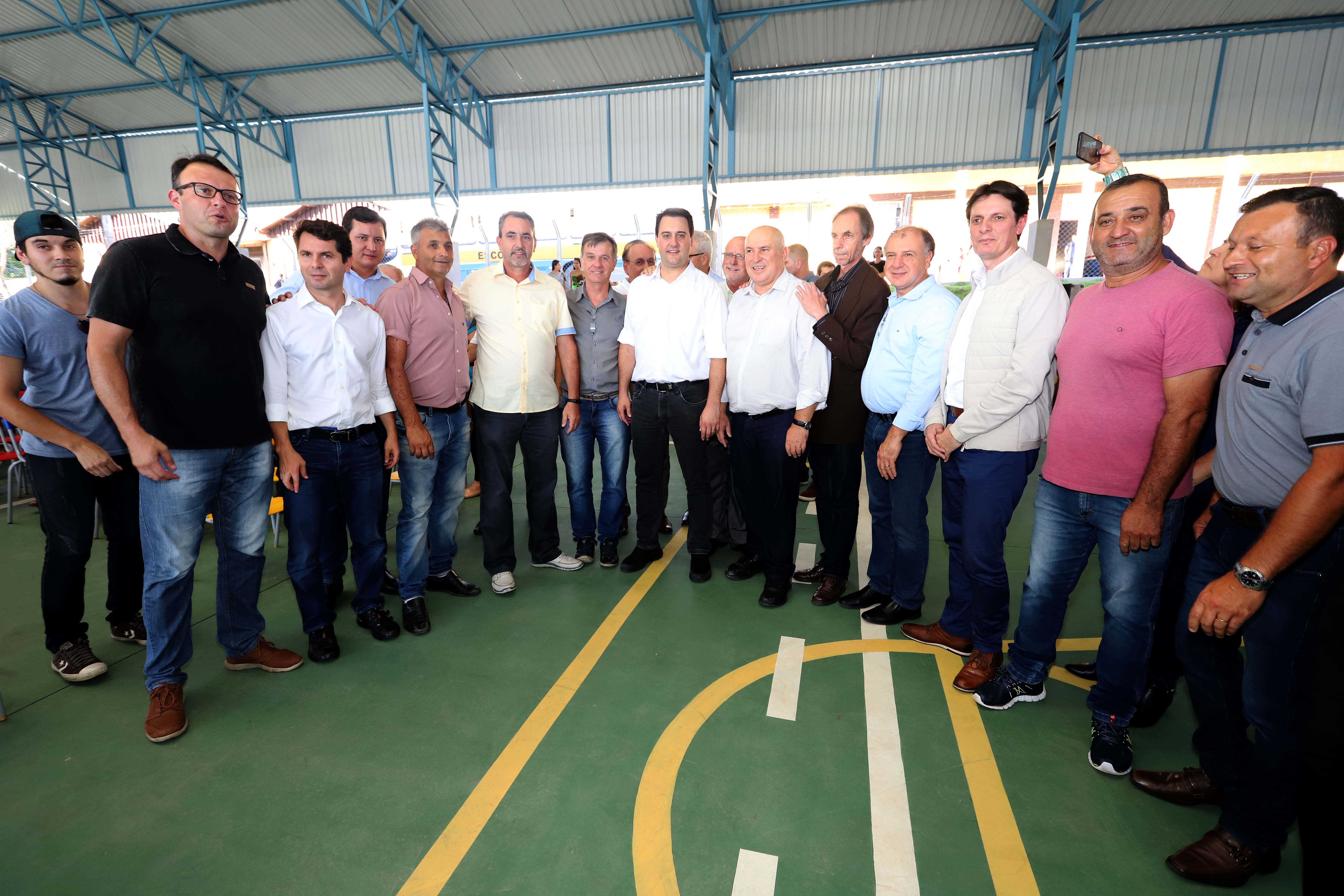 GOVERNADOR INAUGURA ESCOLA E LIBERA RECURSOS EM RIO NEGRO. O governador Carlos Massa Ratinho inaugura a Escola Municipal Ana Zorning e confirma recursos para pavimentação, em Rio Negro, região sudeste do Paraná. Presentes no evento: prefeito de Rio Negro, Milton José Paizani; secretário de Desenvolvimento Urbano, João Carlos Ortega; secretário de Educação e do Esporte, Renato Feder; de Agricultura e Abastecimento, Norberto Ortigara; entre outros.Rio Negro, 13-02-20.Foto: Arnaldo Alves / AEN.