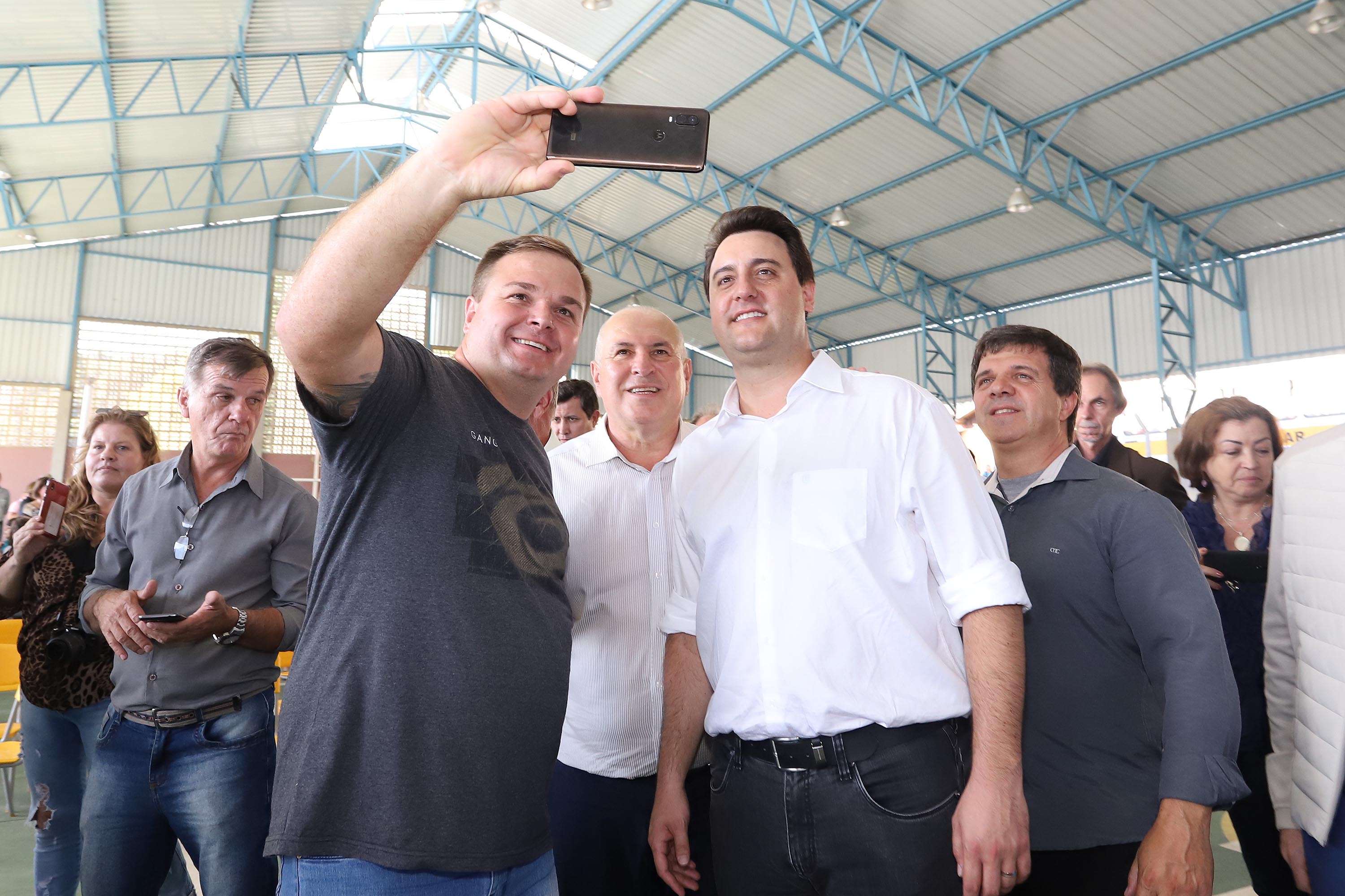 GOVERNADOR INAUGURA ESCOLA E LIBERA RECURSOS EM RIO NEGRO. O governador Carlos Massa Ratinho inaugura a Escola Municipal Ana Zorning e confirma recursos para pavimentação, em Rio Negro, região sudeste do Paraná. Presentes no evento: prefeito de Rio Negro, Milton José Paizani; secretário de Desenvolvimento Urbano, João Carlos Ortega; secretário de Educação e do Esporte, Renato Feder; de Agricultura e Abastecimento, Norberto Ortigara; entre outros.Rio Negro, 13-02-20.Foto: Arnaldo Alves / AEN.