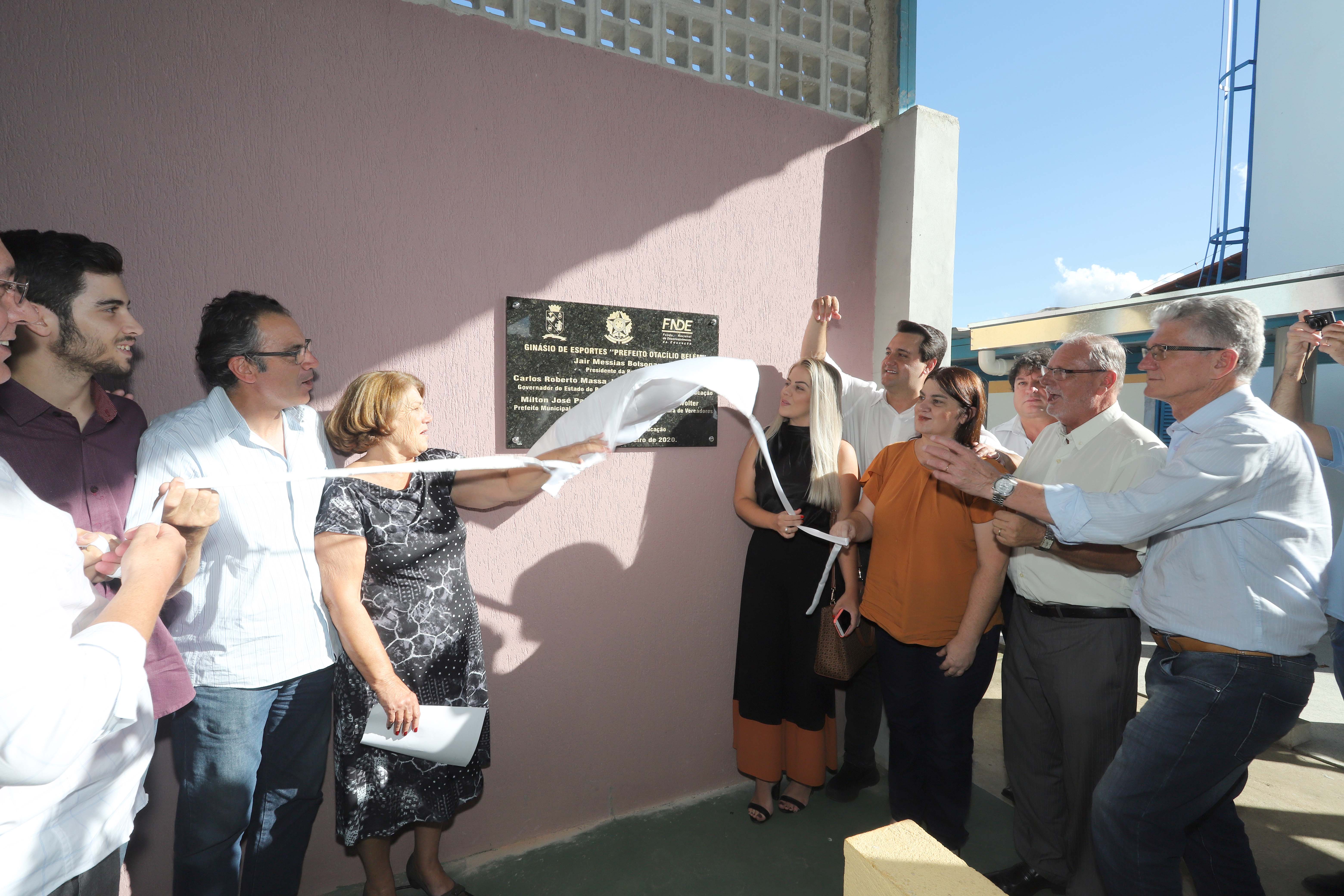 GOVERNADOR INAUGURA ESCOLA E LIBERA RECURSOS EM RIO NEGRO. O governador Carlos Massa Ratinho inaugura a Escola Municipal Ana Zorning e confirma recursos para pavimentação, em Rio Negro, região sudeste do Paraná. Presentes no evento: prefeito de Rio Negro, Milton José Paizani; secretário de Desenvolvimento Urbano, João Carlos Ortega; secretário de Educação e do Esporte, Renato Feder; de Agricultura e Abastecimento, Norberto Ortigara; entre outros.Rio Negro, 13-02-20.Foto: Arnaldo Alves / AEN.