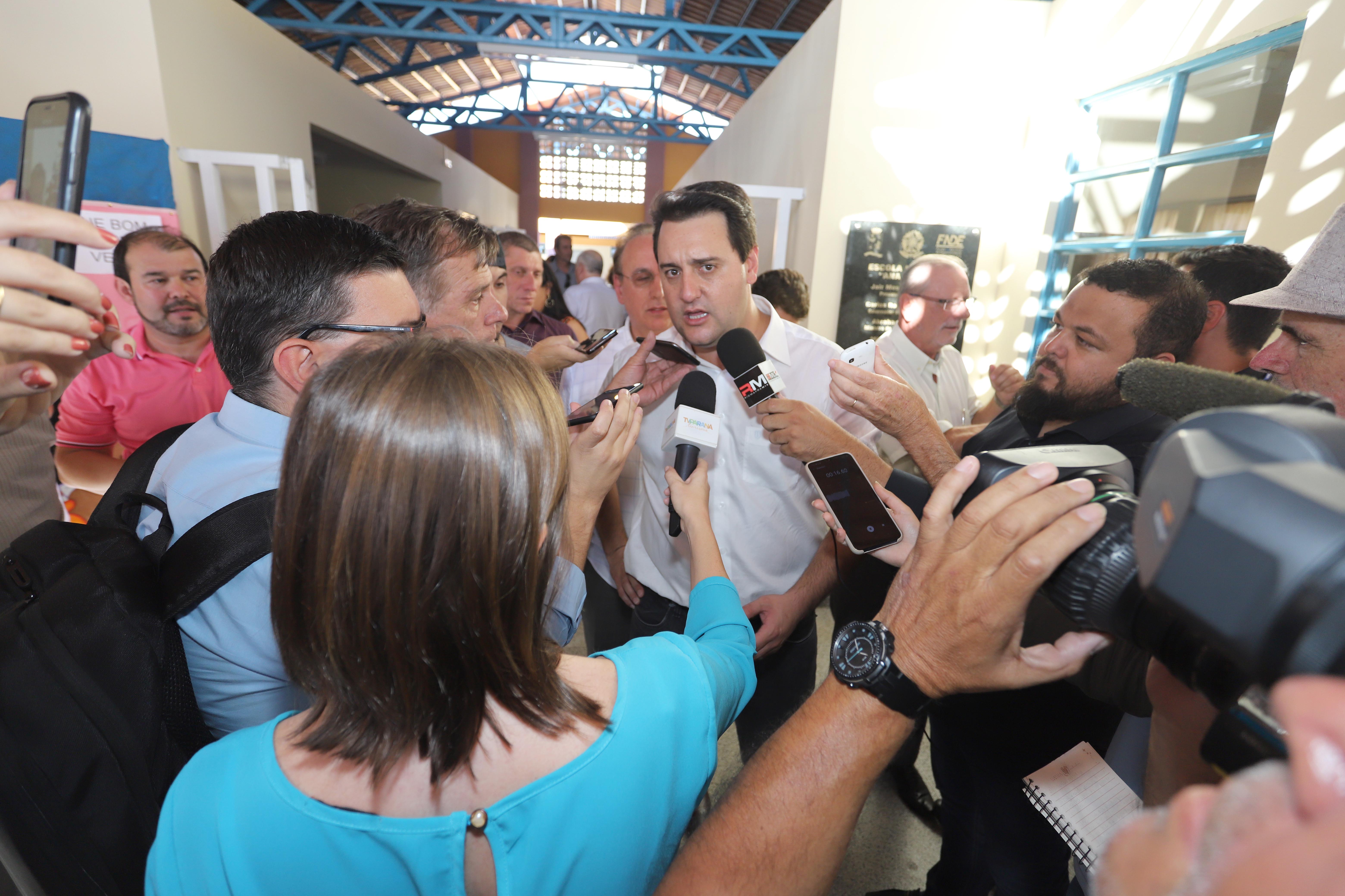 GOVERNADOR INAUGURA ESCOLA E LIBERA RECURSOS EM RIO NEGRO. O governador Carlos Massa Ratinho inaugura a Escola Municipal Ana Zorning e confirma recursos para pavimentação, em Rio Negro, região sudeste do Paraná. Presentes no evento: prefeito de Rio Negro, Milton José Paizani; secretário de Desenvolvimento Urbano, João Carlos Ortega; secretário de Educação e do Esporte, Renato Feder; de Agricultura e Abastecimento, Norberto Ortigara; entre outros.Rio Negro, 13-02-20.Foto: Arnaldo Alves / AEN.