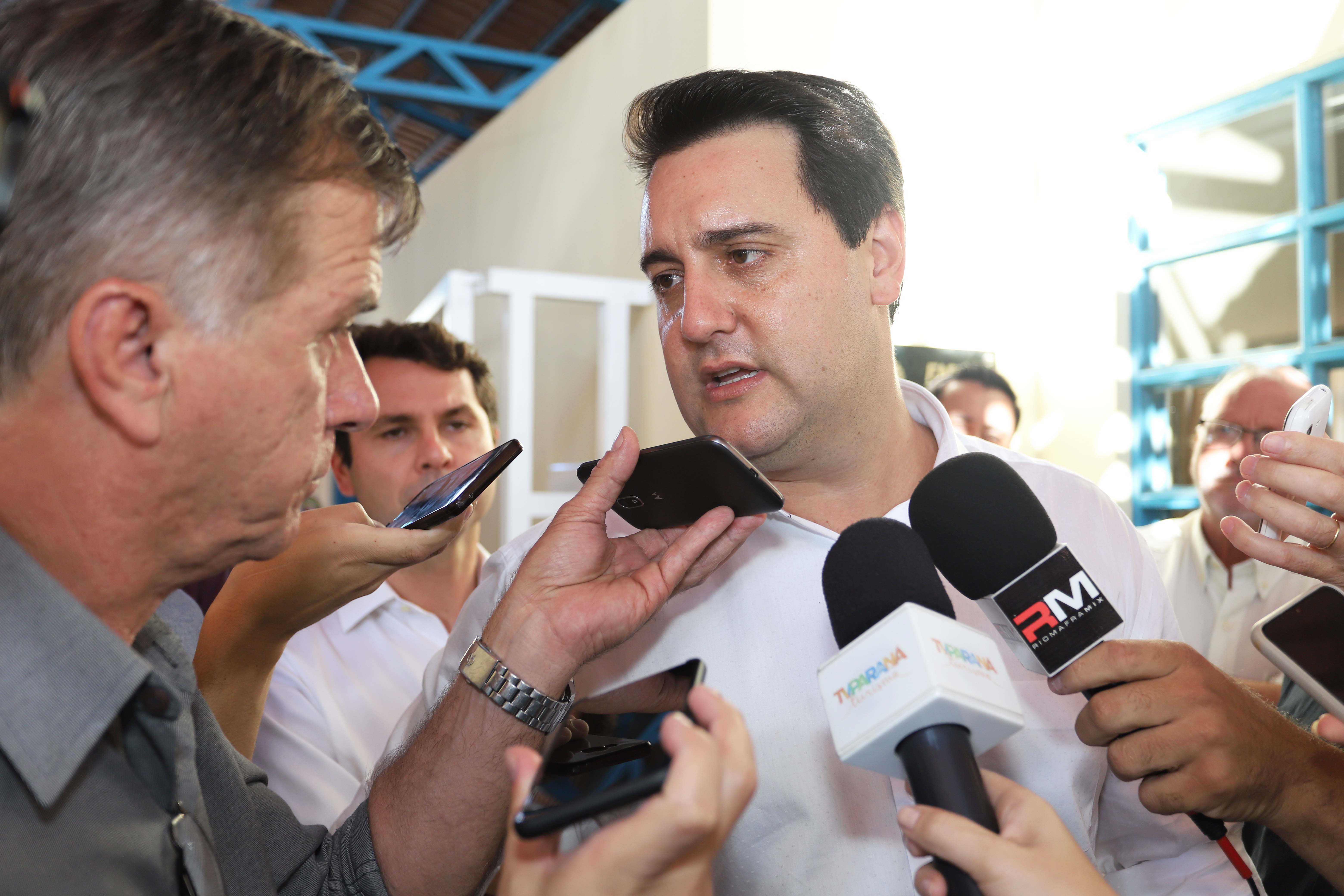 GOVERNADOR INAUGURA ESCOLA E LIBERA RECURSOS EM RIO NEGRO. O governador Carlos Massa Ratinho inaugura a Escola Municipal Ana Zorning e confirma recursos para pavimentação, em Rio Negro, região sudeste do Paraná. Presentes no evento: prefeito de Rio Negro, Milton José Paizani; secretário de Desenvolvimento Urbano, João Carlos Ortega; secretário de Educação e do Esporte, Renato Feder; de Agricultura e Abastecimento, Norberto Ortigara; entre outros.Rio Negro, 13-02-20.Foto: Arnaldo Alves / AEN.
