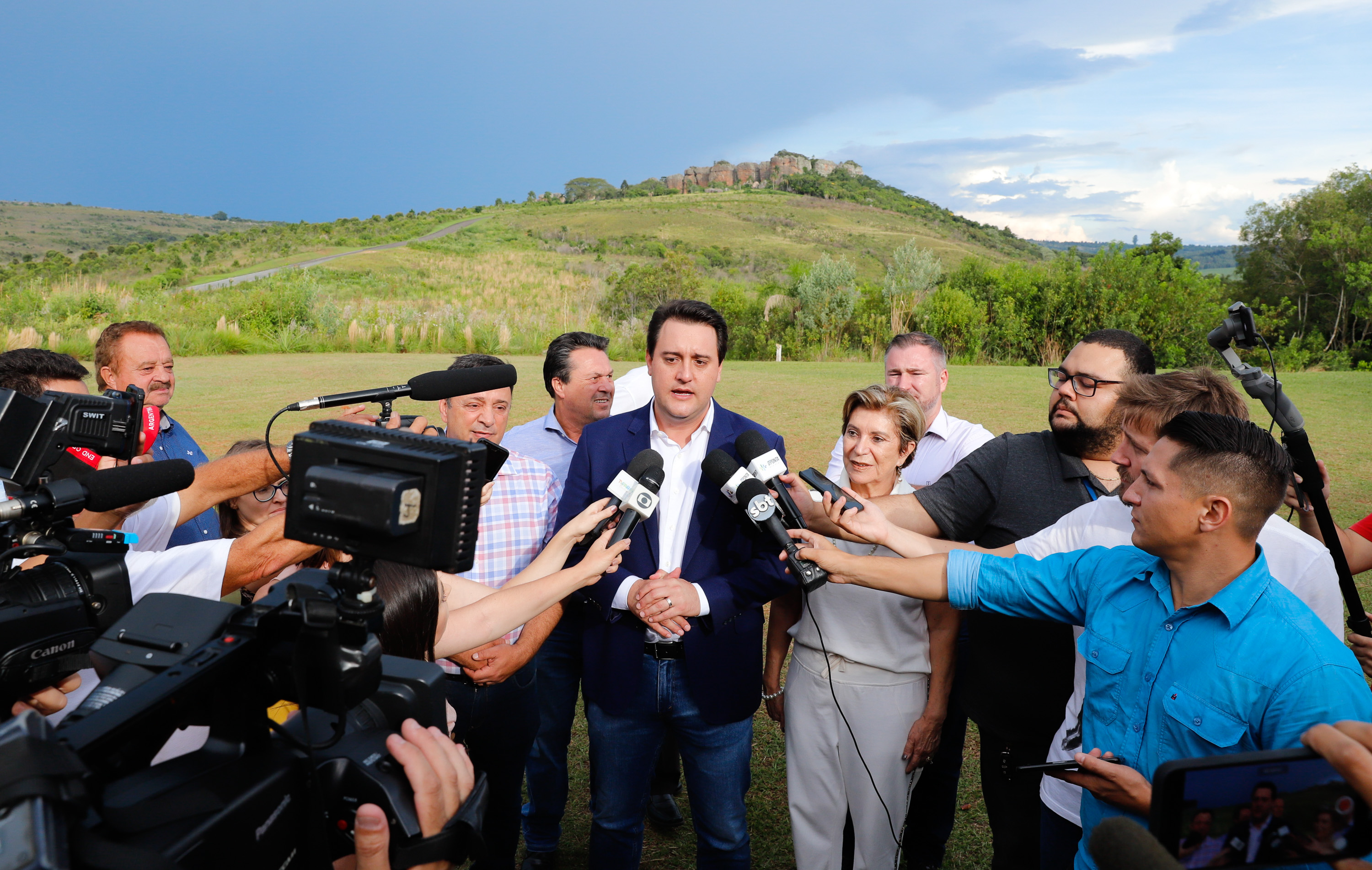 O governador Carlos Massa Ratinho Junior assinou nesta quarta-feira (19) o contrato de concessão de áreas do Parque Estadual Vila Velha, em Ponta Grossa, nos Campos Gerais, para a empresa Eco Parques do Brasil S/A.