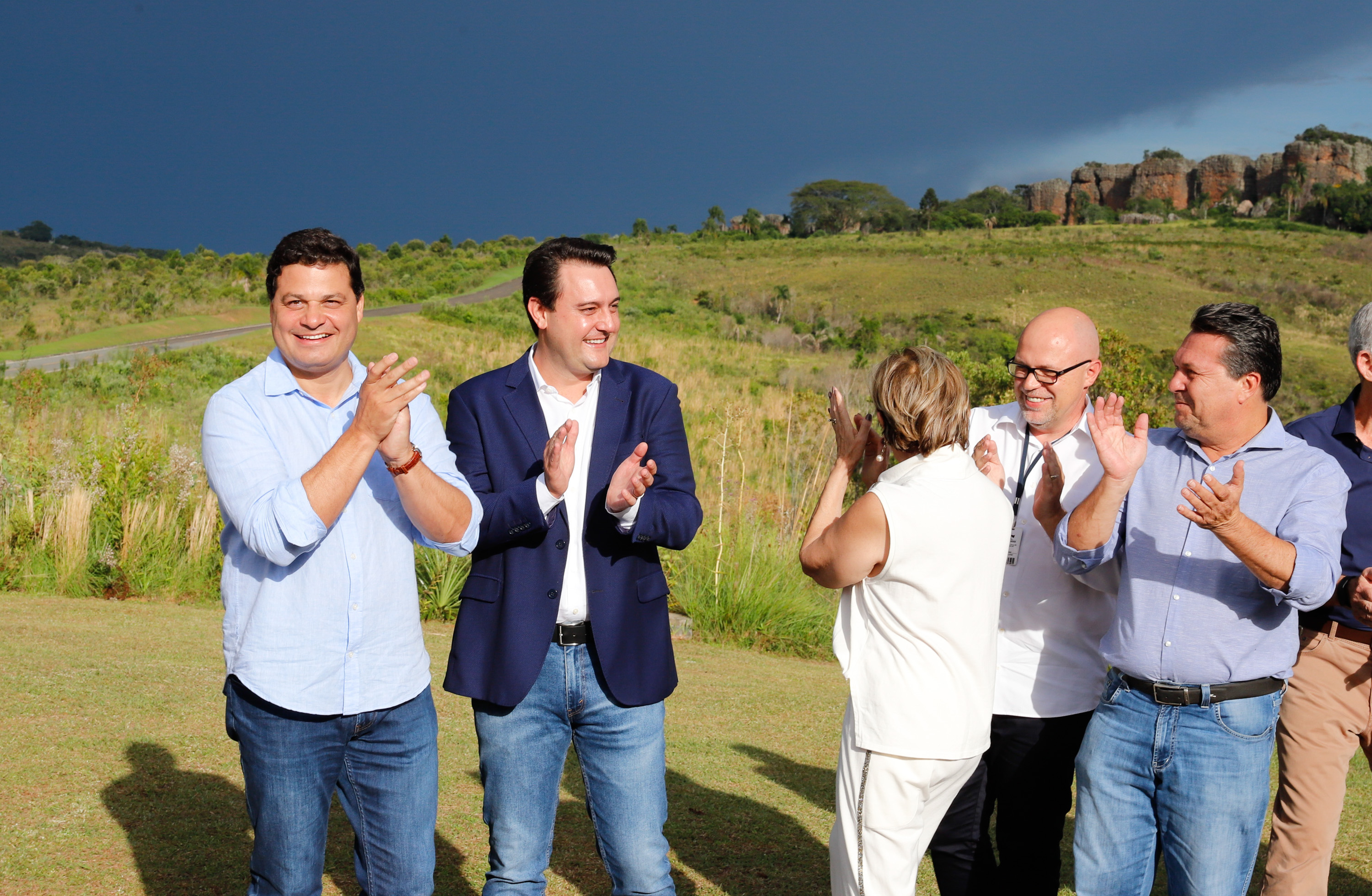 O governador Carlos Massa Ratinho Junior assinou nesta quarta-feira (19) o contrato de concessão de áreas do Parque Estadual Vila Velha, em Ponta Grossa, nos Campos Gerais, para a empresa Eco Parques do Brasil S/A.