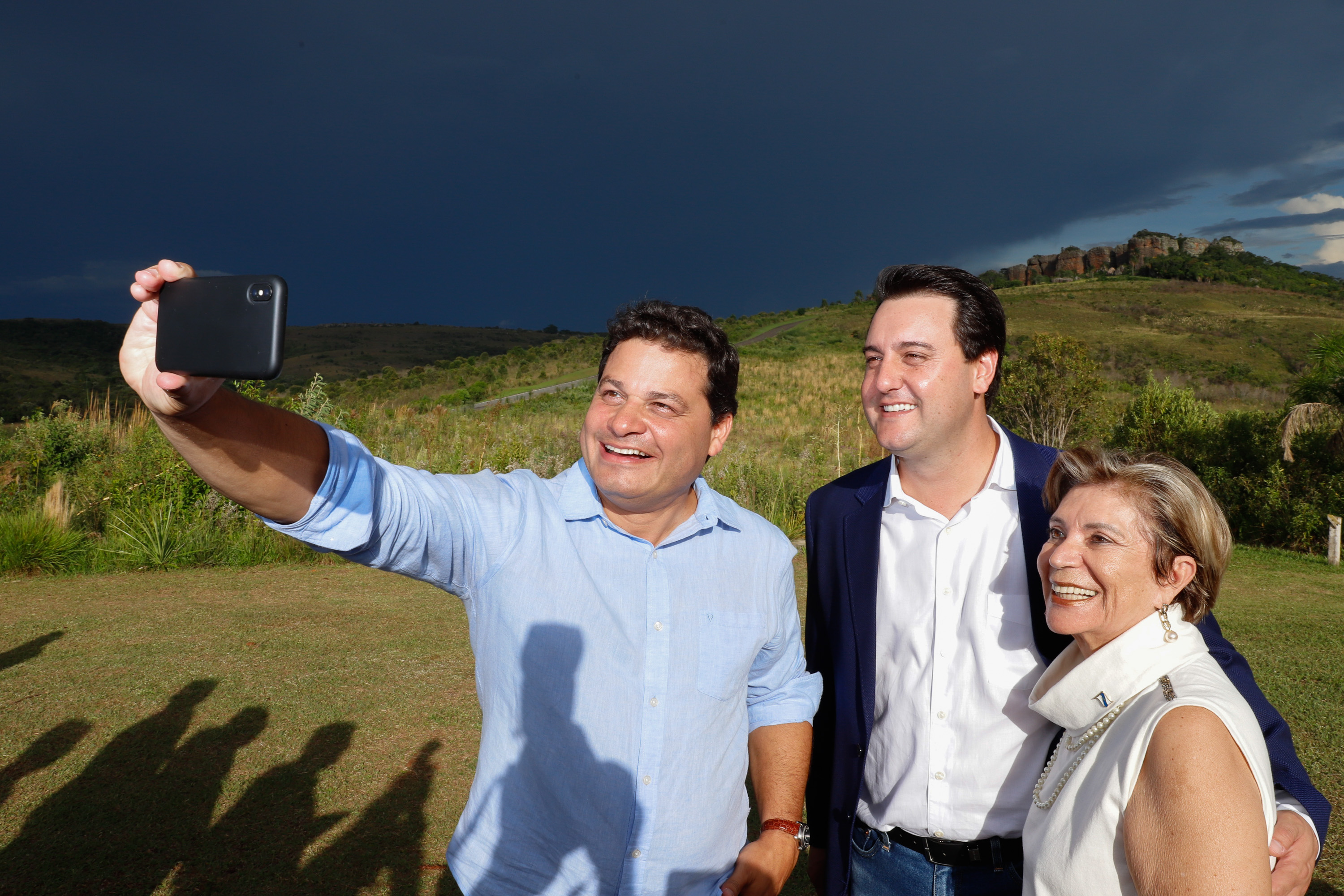 O governador Carlos Massa Ratinho Junior assinou nesta quarta-feira (19) o contrato de concessão de áreas do Parque Estadual Vila Velha, em Ponta Grossa, nos Campos Gerais, para a empresa Eco Parques do Brasil S/A.
