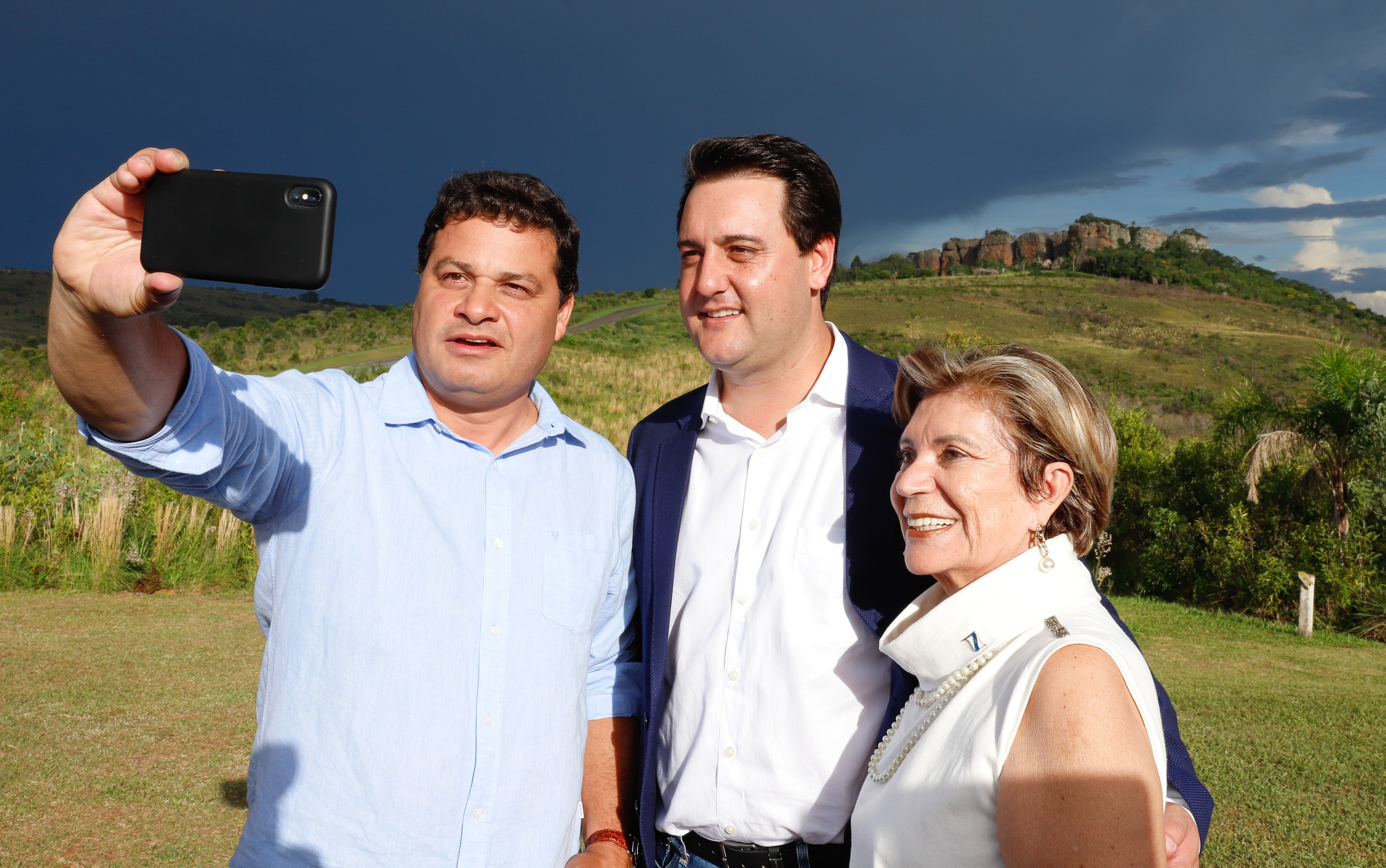 O governador Carlos Massa Ratinho Junior assinou nesta quarta-feira (19) o contrato de concessão de áreas do Parque Estadual Vila Velha, em Ponta Grossa, nos Campos Gerais, para a empresa Eco Parques do Brasil S/A.