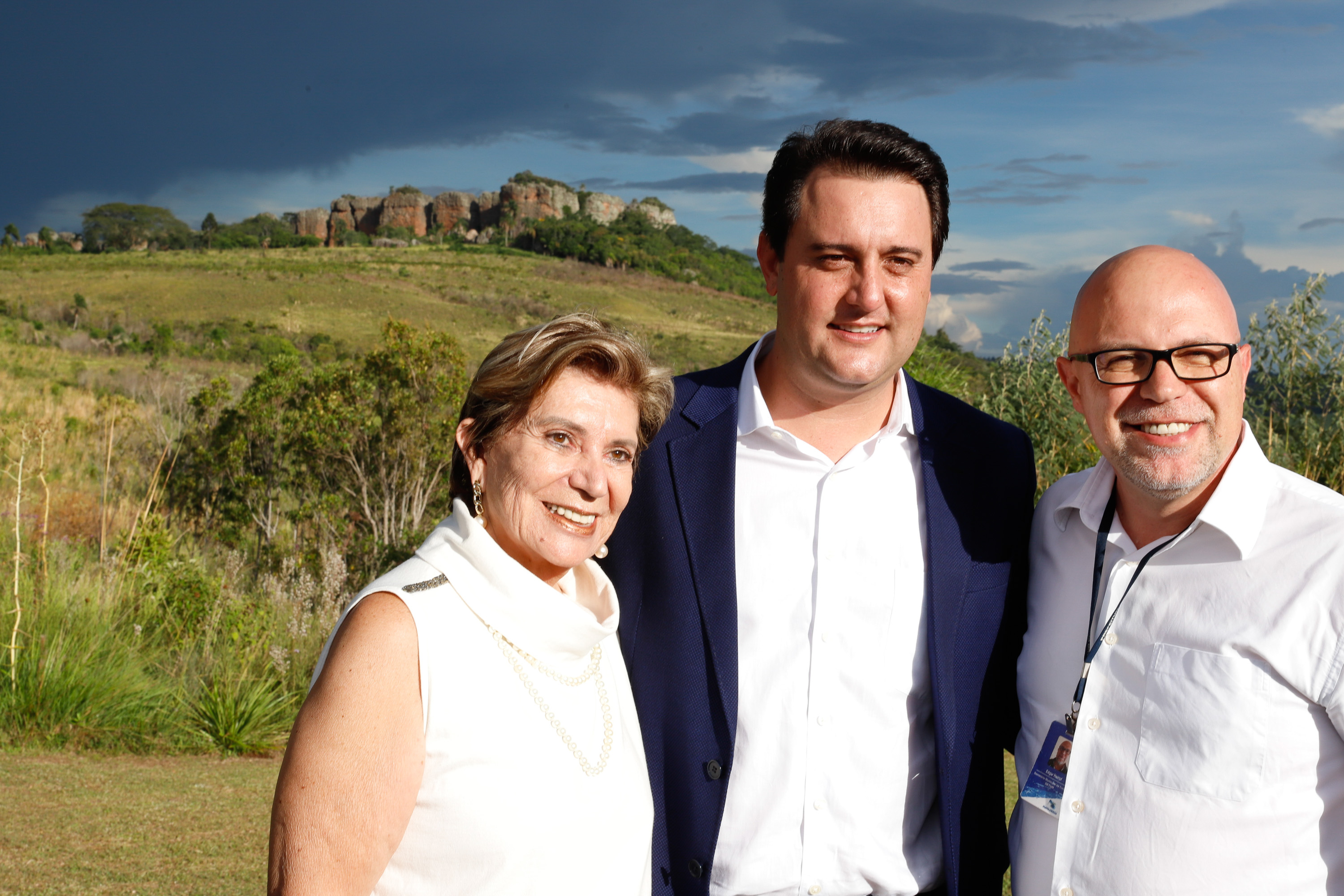 O governador Carlos Massa Ratinho Junior assinou nesta quarta-feira (19) o contrato de concessão de áreas do Parque Estadual Vila Velha, em Ponta Grossa, nos Campos Gerais, para a empresa Eco Parques do Brasil S/A.
