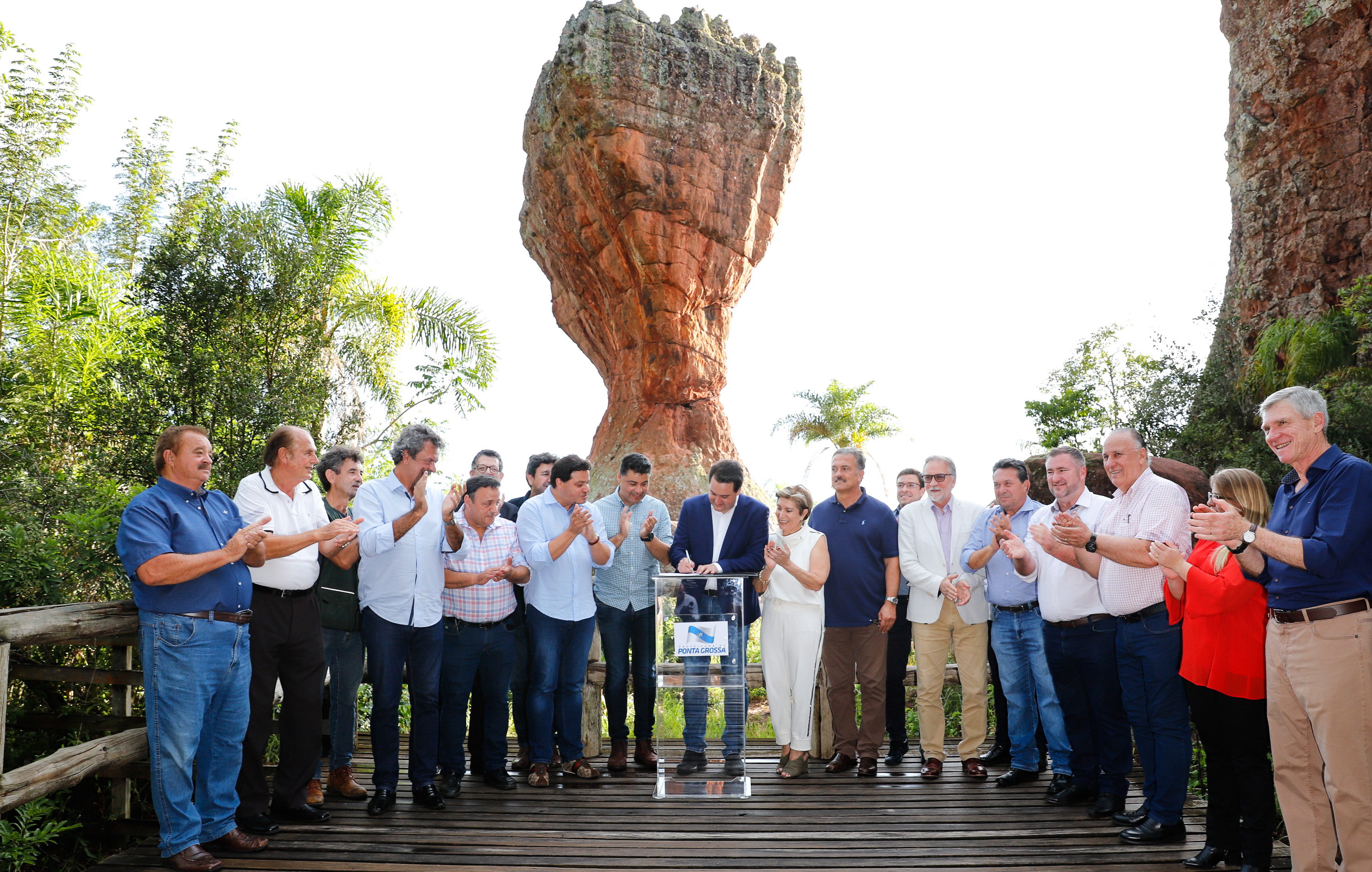 O governador Carlos Massa Ratinho Junior assinou nesta quarta-feira (19) o contrato de concessão de áreas do Parque Estadual Vila Velha, em Ponta Grossa, nos Campos Gerais, para a empresa Eco Parques do Brasil S/A.
