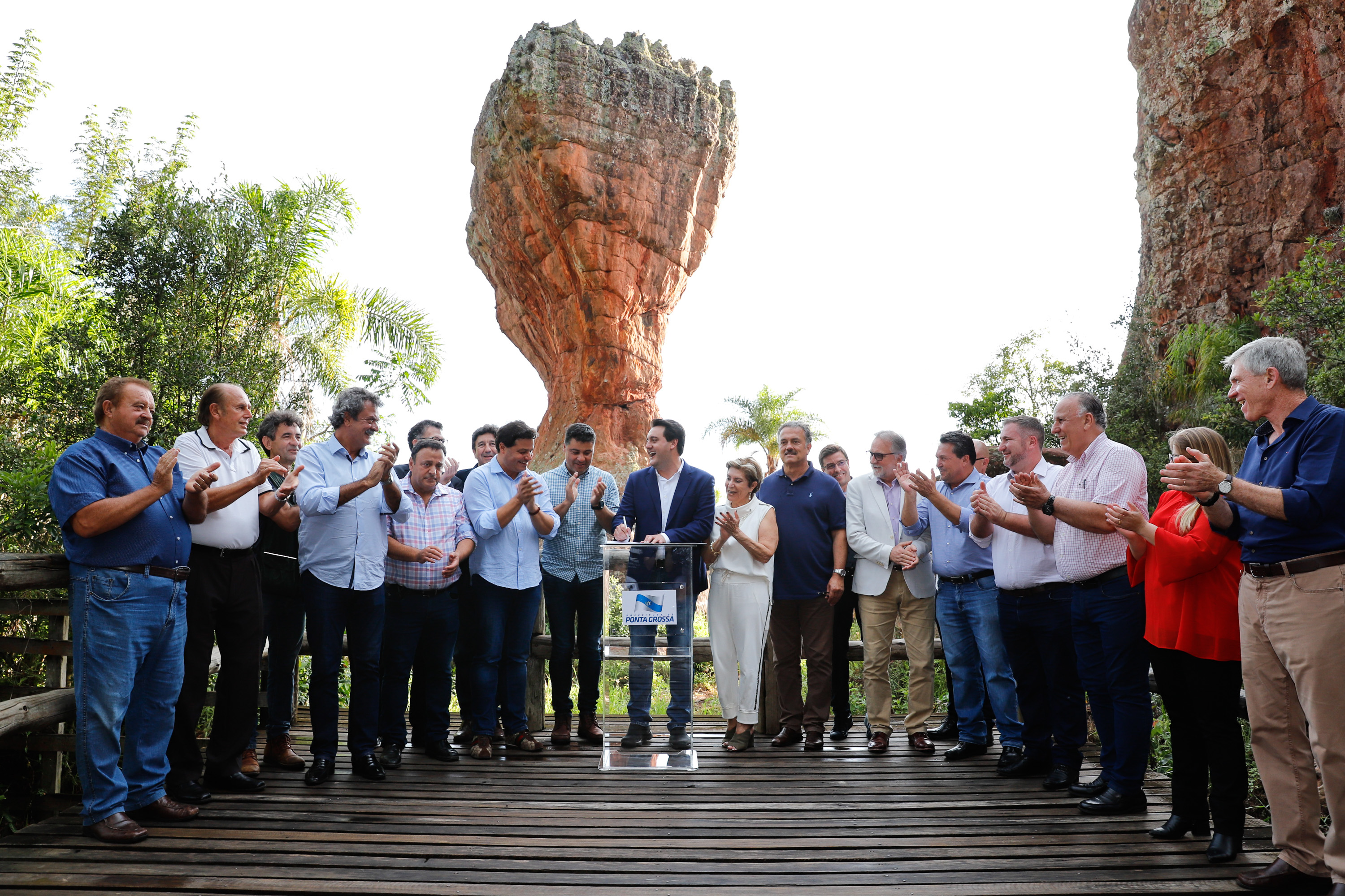 O governador Carlos Massa Ratinho Junior assinou nesta quarta-feira (19) o contrato de concessão de áreas do Parque Estadual Vila Velha, em Ponta Grossa, nos Campos Gerais, para a empresa Eco Parques do Brasil S/A.