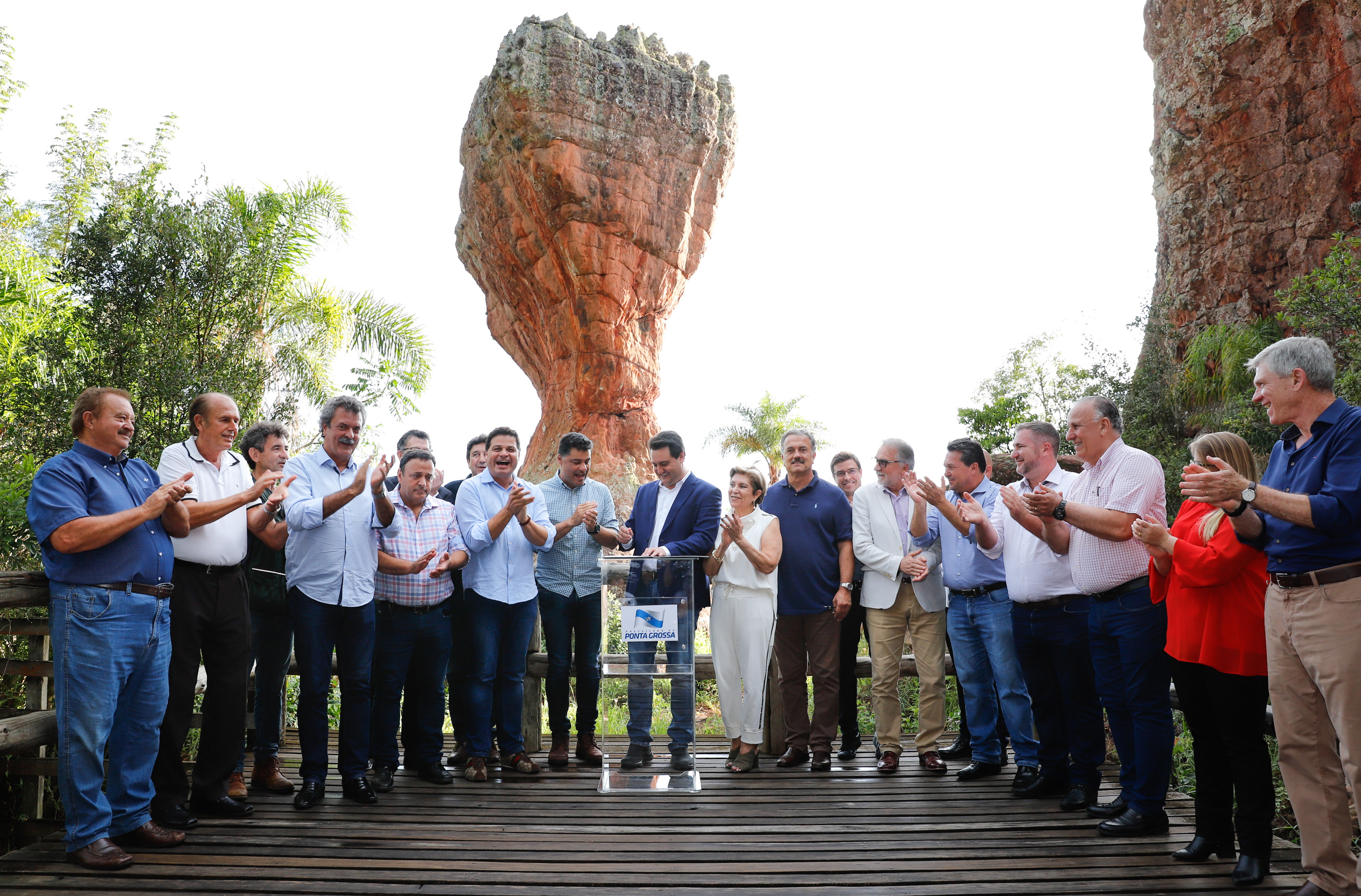 O governador Carlos Massa Ratinho Junior assinou nesta quarta-feira (19) o contrato de concessão de áreas do Parque Estadual Vila Velha, em Ponta Grossa, nos Campos Gerais, para a empresa Eco Parques do Brasil S/A.