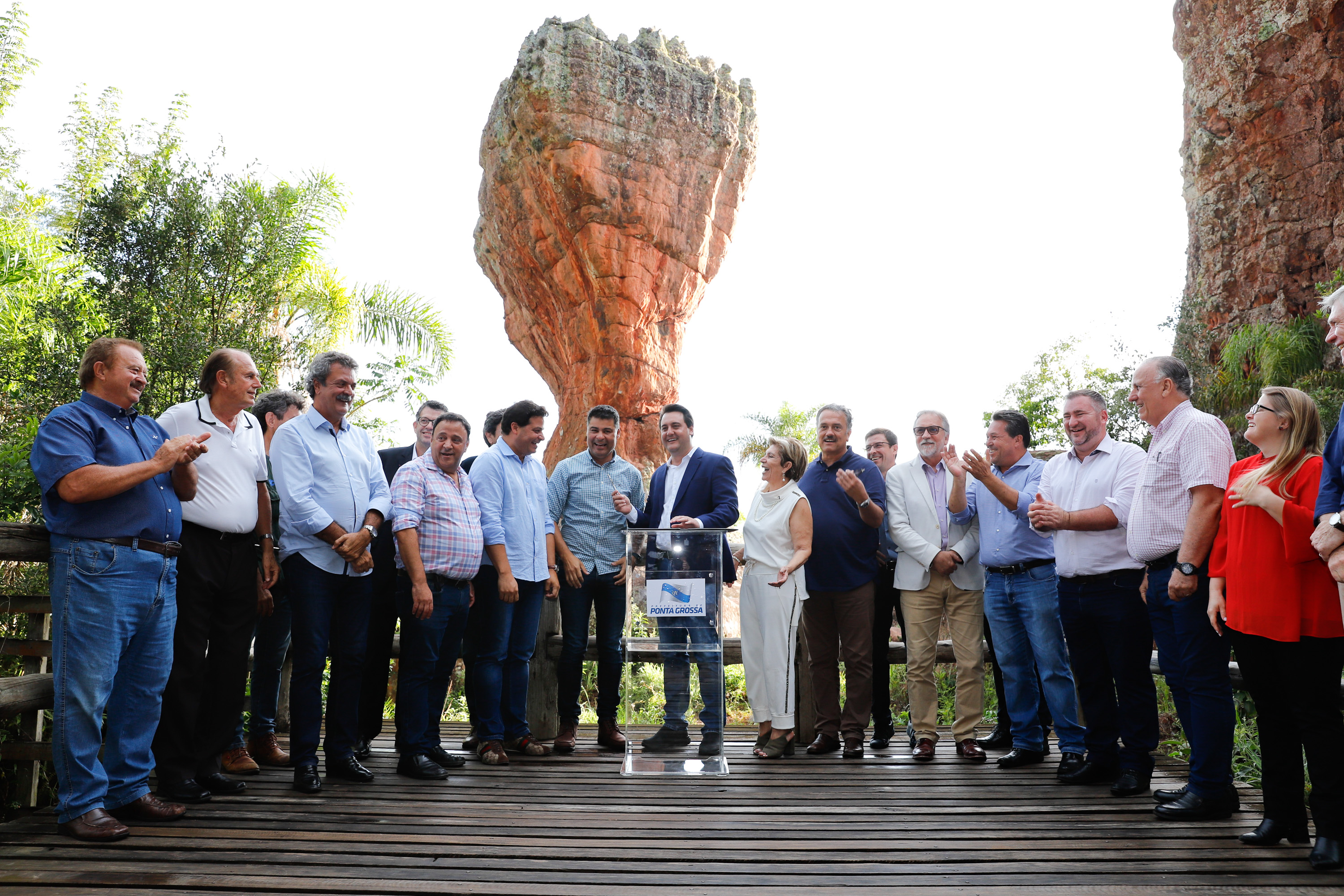O governador Carlos Massa Ratinho Junior assinou nesta quarta-feira (19) o contrato de concessão de áreas do Parque Estadual Vila Velha, em Ponta Grossa, nos Campos Gerais, para a empresa Eco Parques do Brasil S/A.