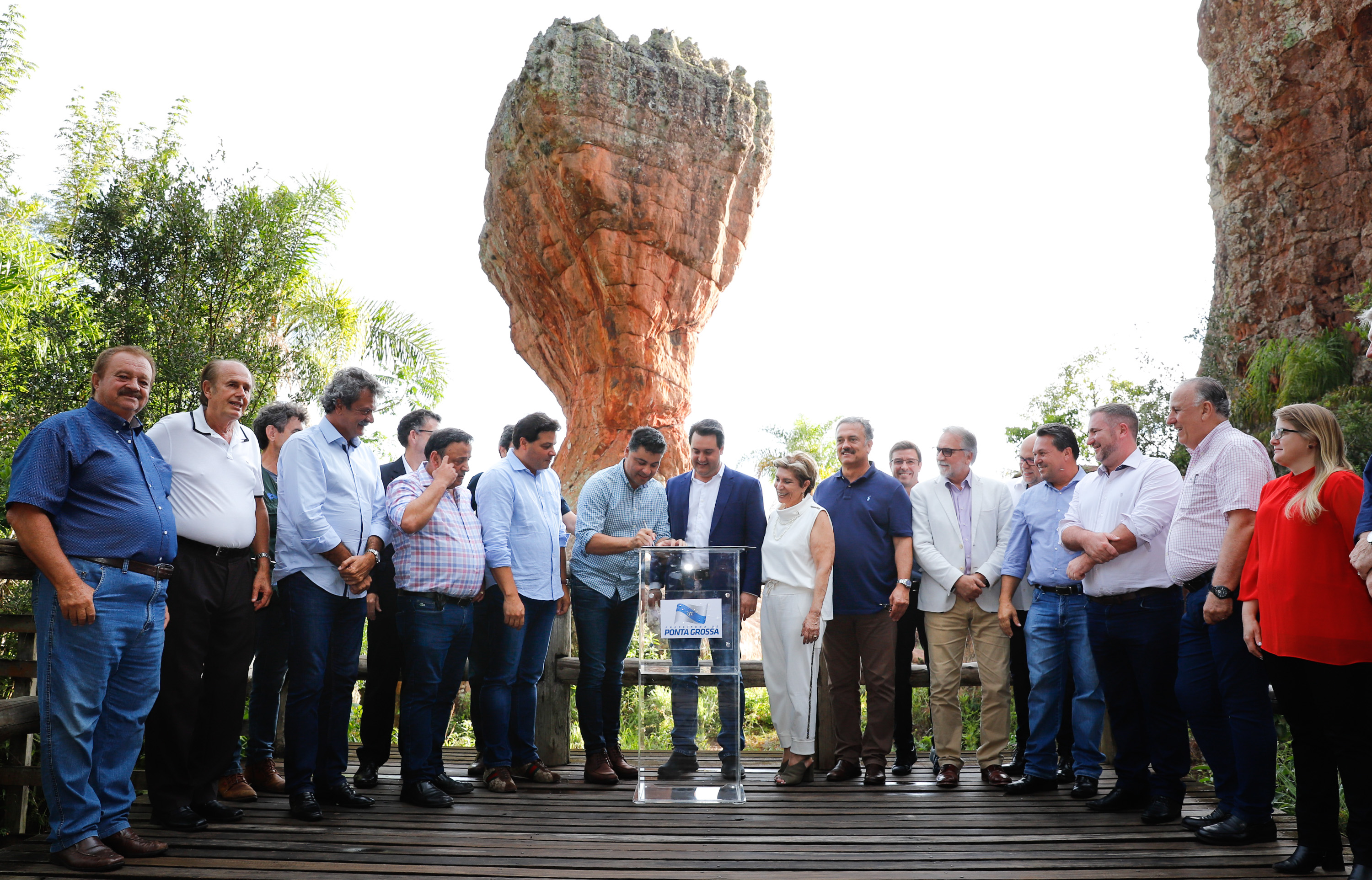 O governador Carlos Massa Ratinho Junior assinou nesta quarta-feira (19) o contrato de concessão de áreas do Parque Estadual Vila Velha, em Ponta Grossa, nos Campos Gerais, para a empresa Eco Parques do Brasil S/A.
