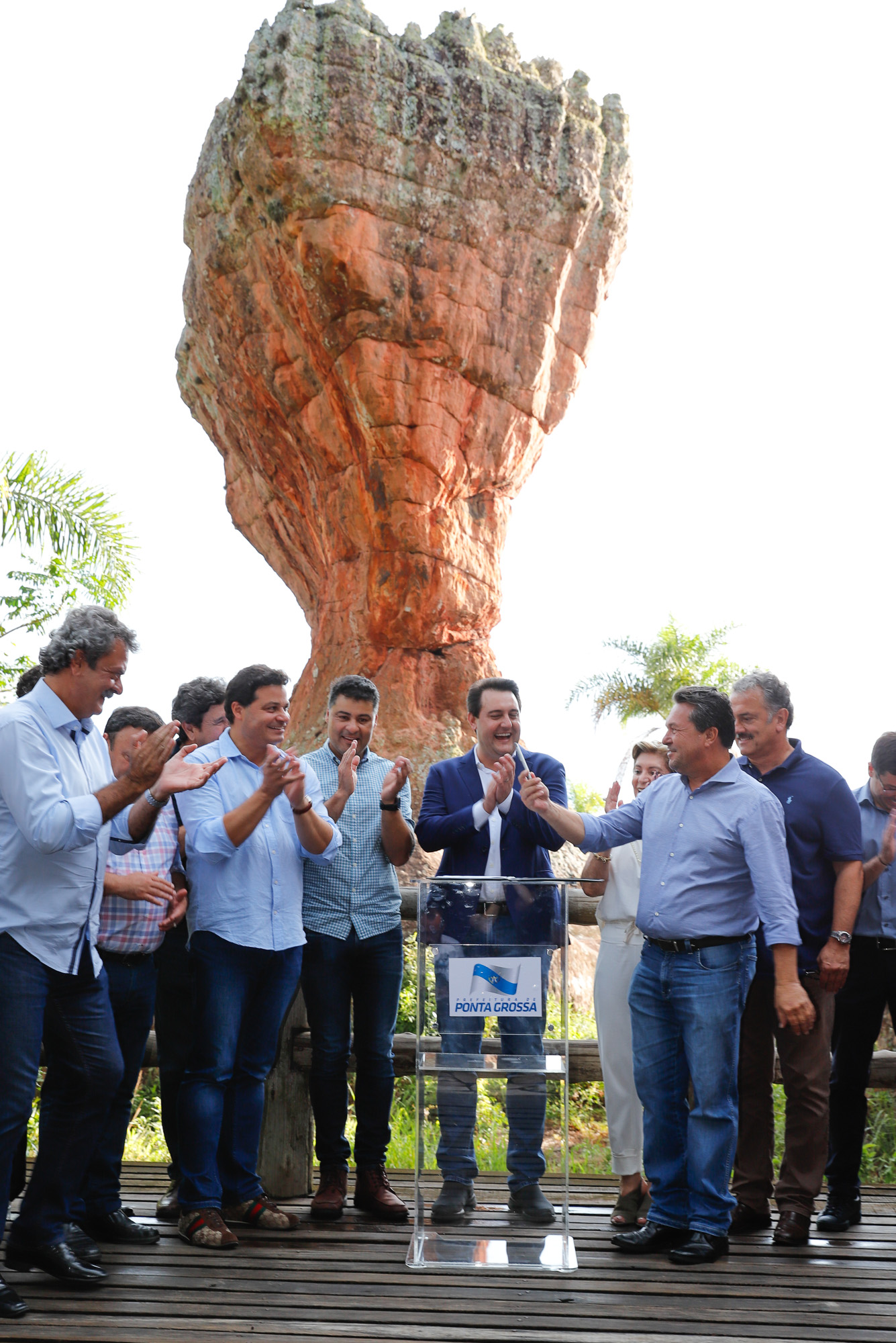 O governador Carlos Massa Ratinho Junior assinou nesta quarta-feira (19) o contrato de concessão de áreas do Parque Estadual Vila Velha, em Ponta Grossa, nos Campos Gerais, para a empresa Eco Parques do Brasil S/A.