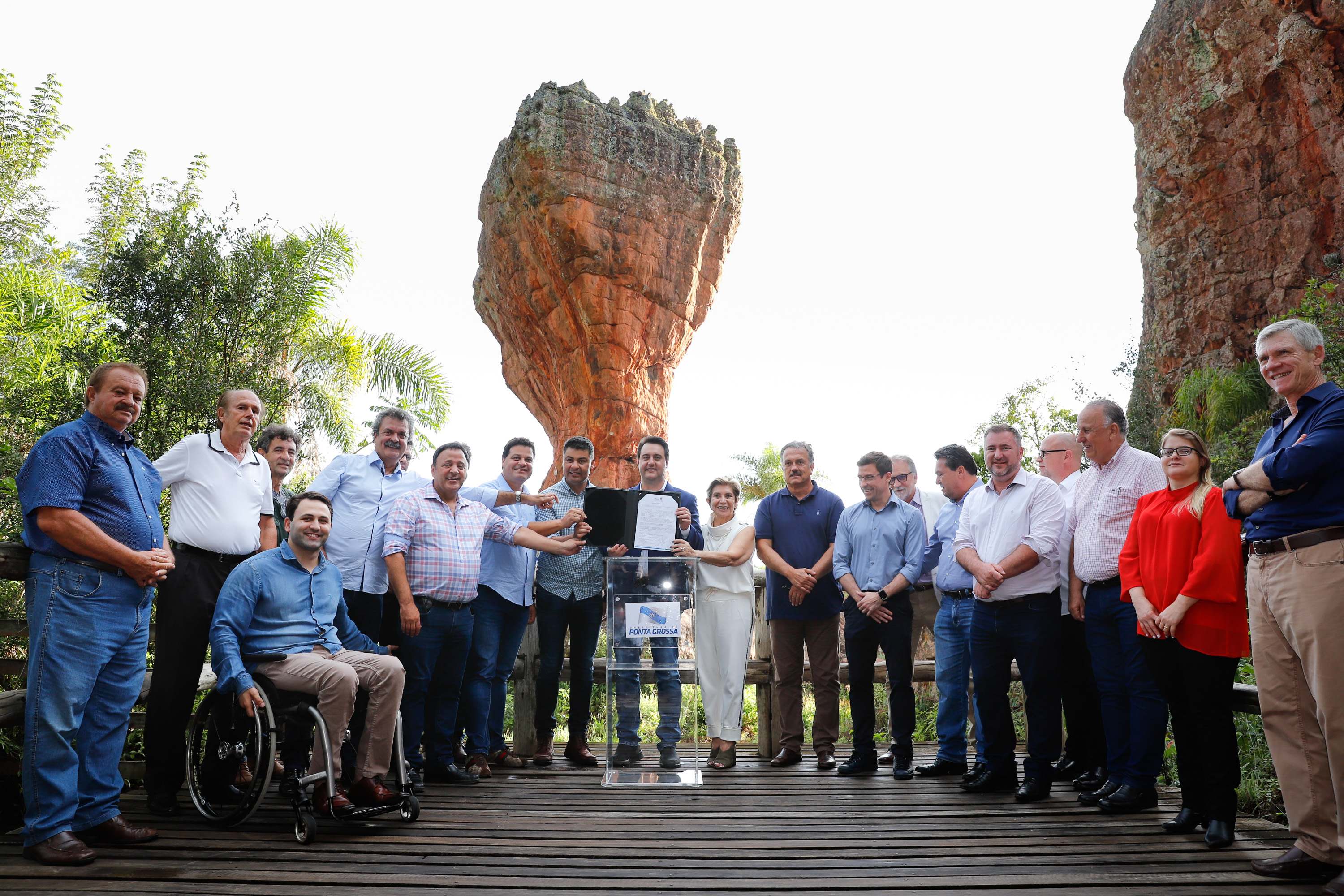 O governador Carlos Massa Ratinho Junior assinou nesta quarta-feira (19) o contrato de concessão de áreas do Parque Estadual Vila Velha, em Ponta Grossa, nos Campos Gerais, para a empresa Eco Parques do Brasil S/A.