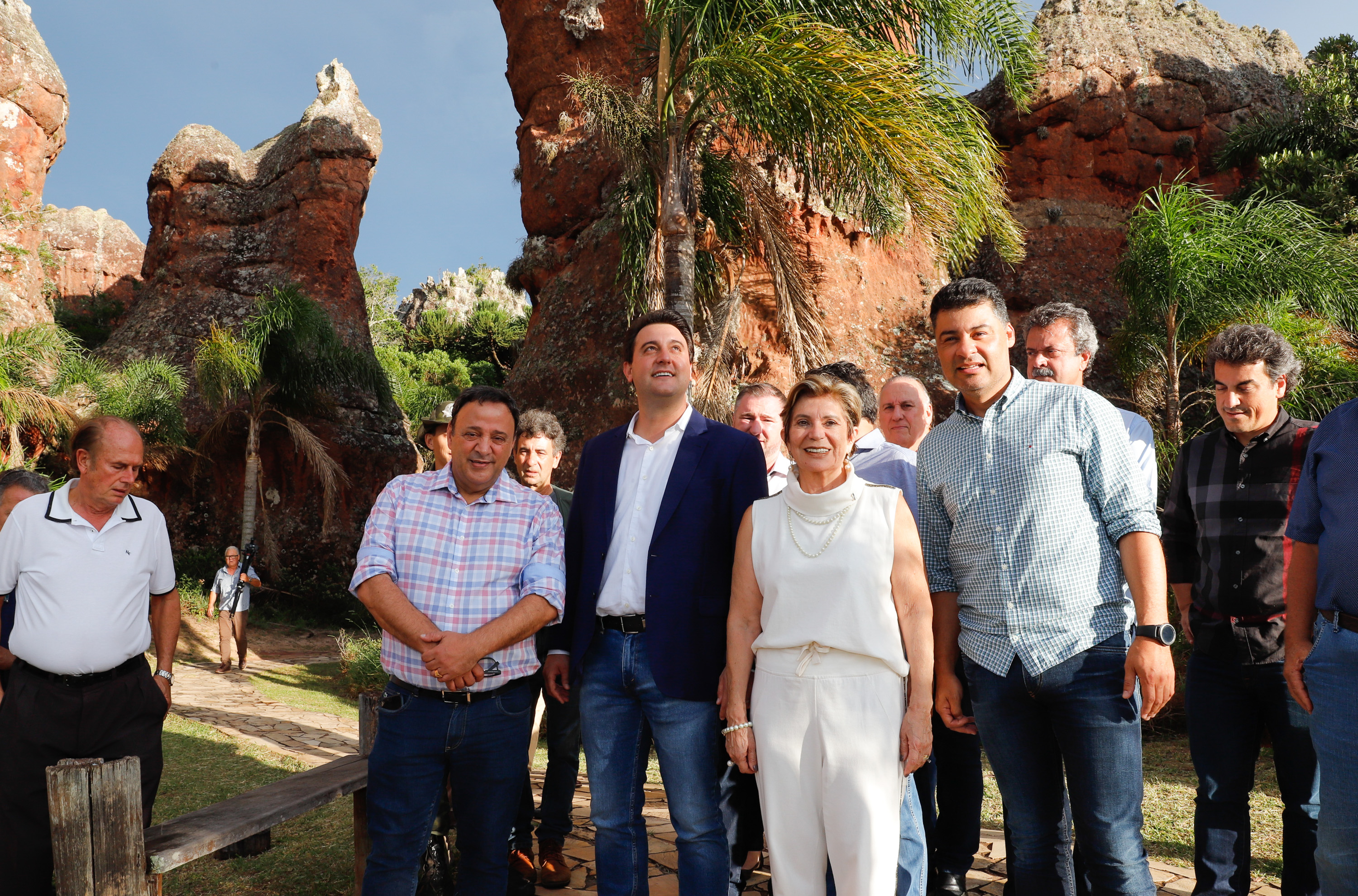 O governador Carlos Massa Ratinho Junior assinou nesta quarta-feira (19) o contrato de concessão de áreas do Parque Estadual Vila Velha, em Ponta Grossa, nos Campos Gerais, para a empresa Eco Parques do Brasil S/A.