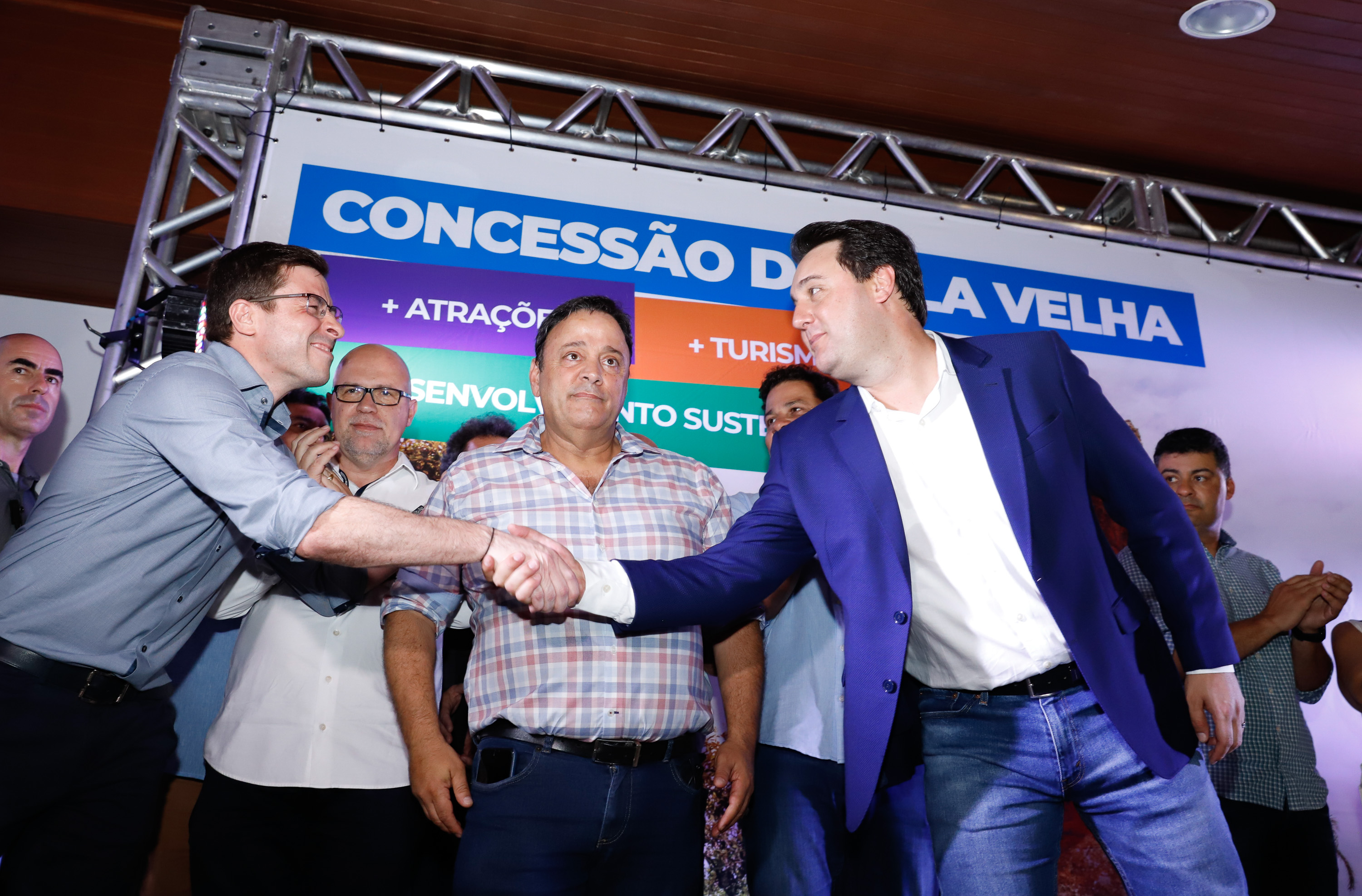 O governador Carlos Massa Ratinho Junior assinou nesta quarta-feira (19) o contrato de concessão de áreas do Parque Estadual Vila Velha, em Ponta Grossa, nos Campos Gerais, para a empresa Eco Parques do Brasil S/A.