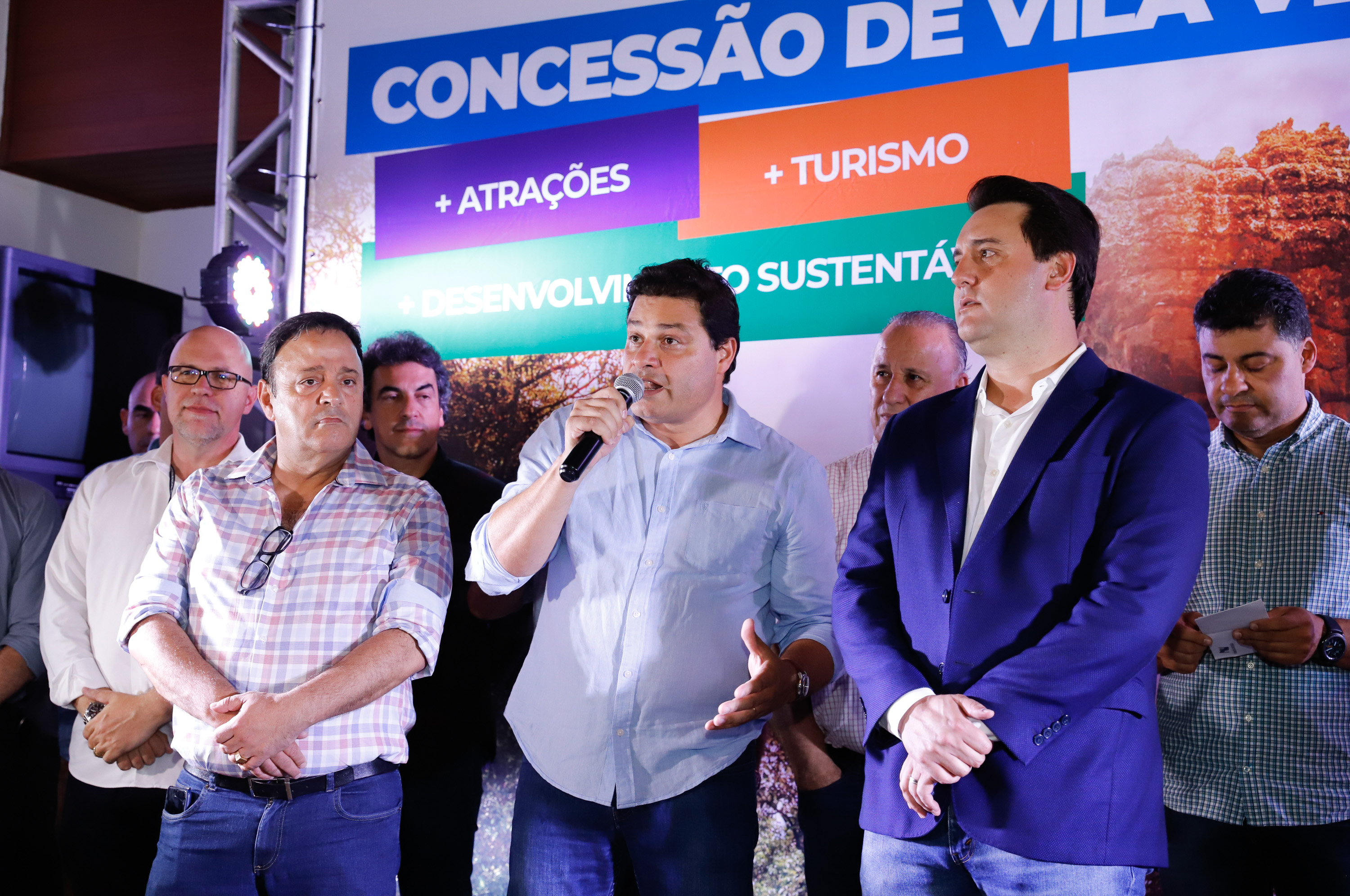 O governador Carlos Massa Ratinho Junior assinou nesta quarta-feira (19) o contrato de concessão de áreas do Parque Estadual Vila Velha, em Ponta Grossa, nos Campos Gerais, para a empresa Eco Parques do Brasil S/A.