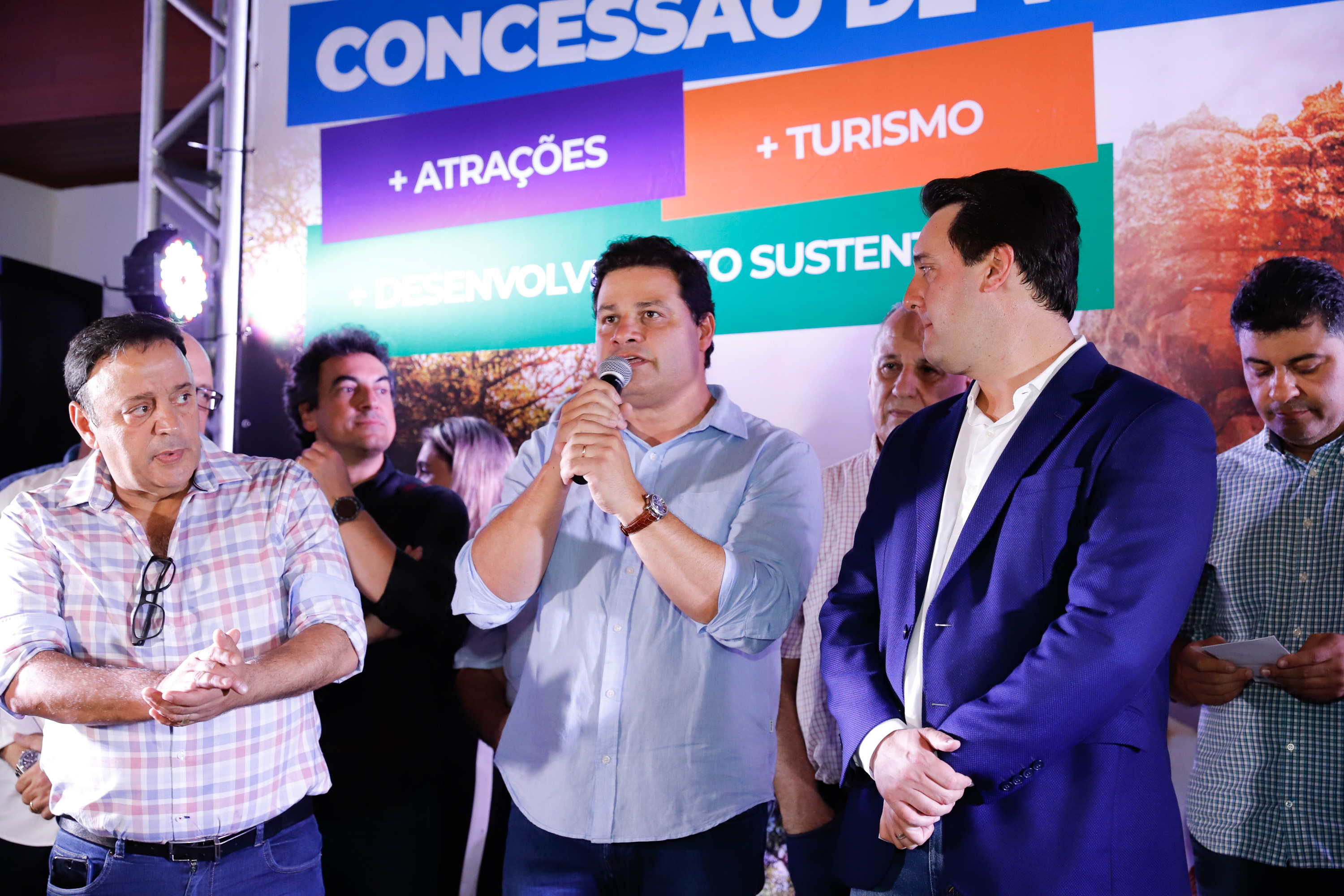 O governador Carlos Massa Ratinho Junior assinou nesta quarta-feira (19) o contrato de concessão de áreas do Parque Estadual Vila Velha, em Ponta Grossa, nos Campos Gerais, para a empresa Eco Parques do Brasil S/A.