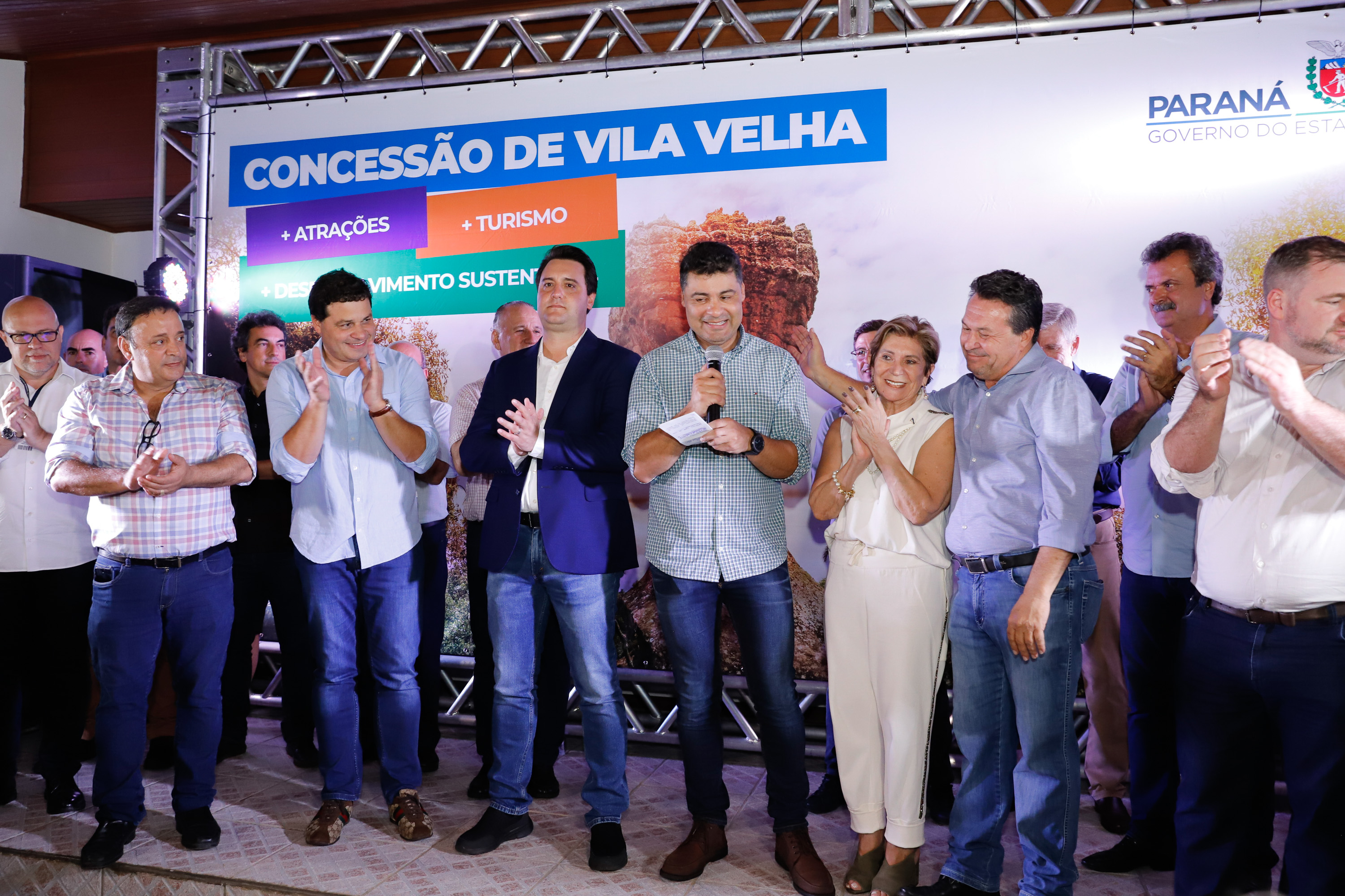 O governador Carlos Massa Ratinho Junior assinou nesta quarta-feira (19) o contrato de concessão de áreas do Parque Estadual Vila Velha, em Ponta Grossa, nos Campos Gerais, para a empresa Eco Parques do Brasil S/A.