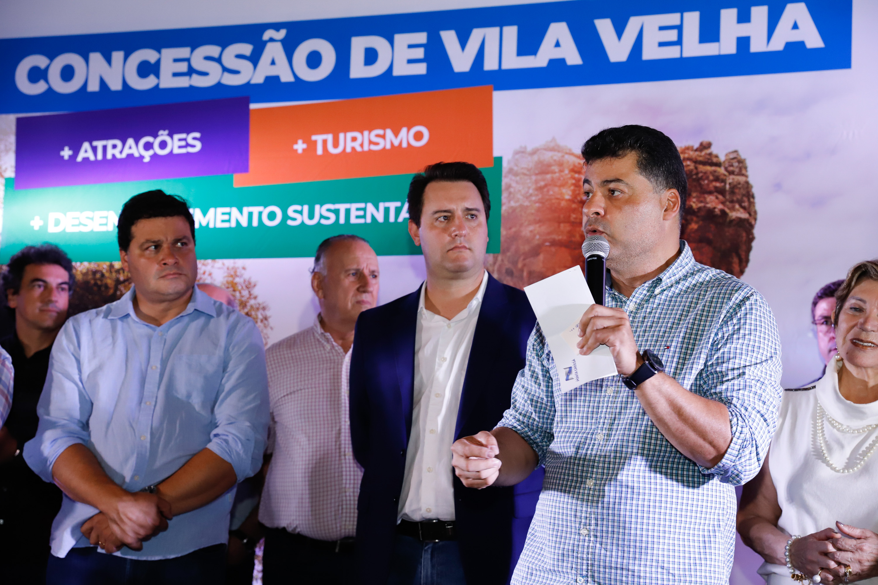 O governador Carlos Massa Ratinho Junior assinou nesta quarta-feira (19) o contrato de concessão de áreas do Parque Estadual Vila Velha, em Ponta Grossa, nos Campos Gerais, para a empresa Eco Parques do Brasil S/A.