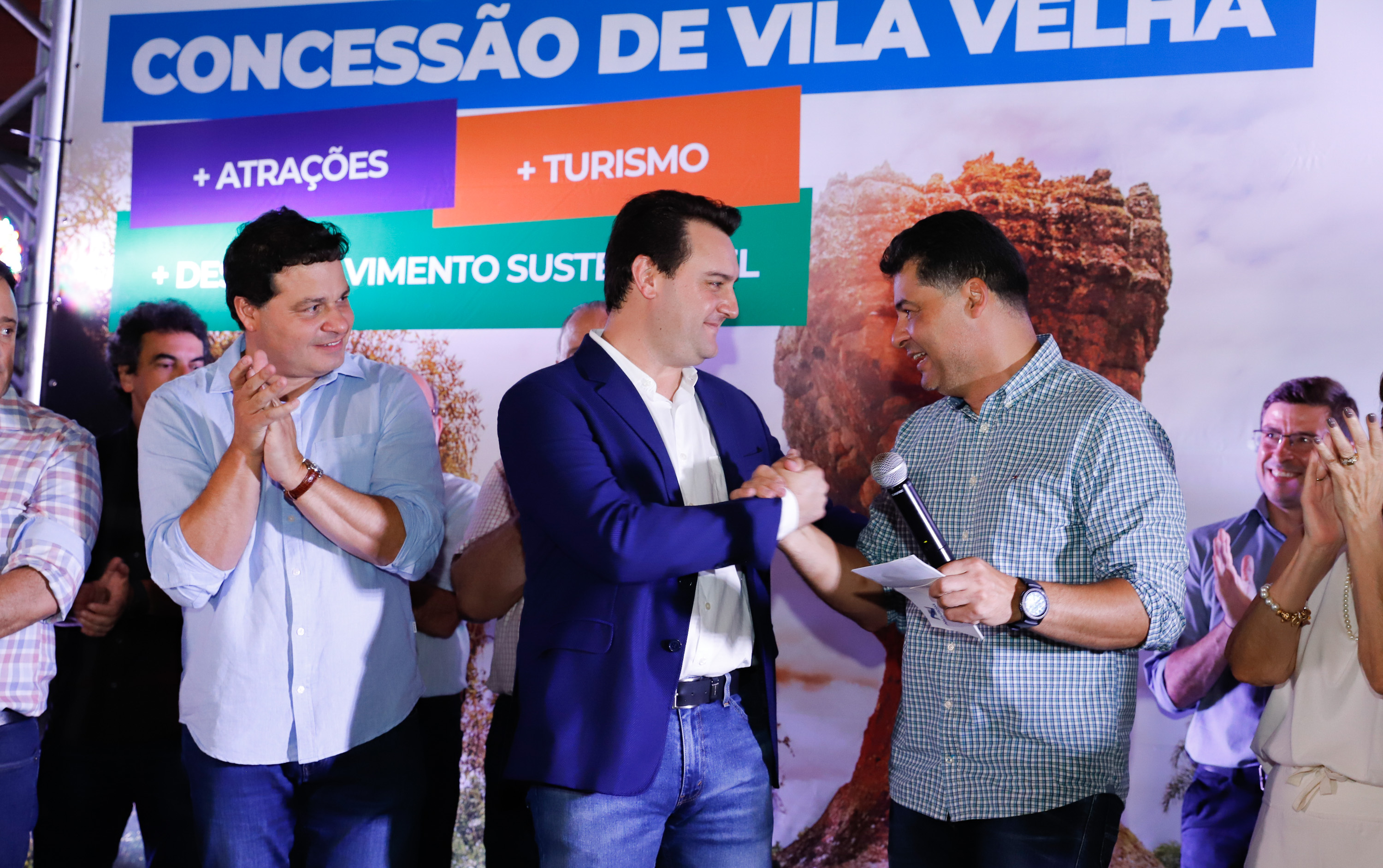 O governador Carlos Massa Ratinho Junior assinou nesta quarta-feira (19) o contrato de concessão de áreas do Parque Estadual Vila Velha, em Ponta Grossa, nos Campos Gerais, para a empresa Eco Parques do Brasil S/A.