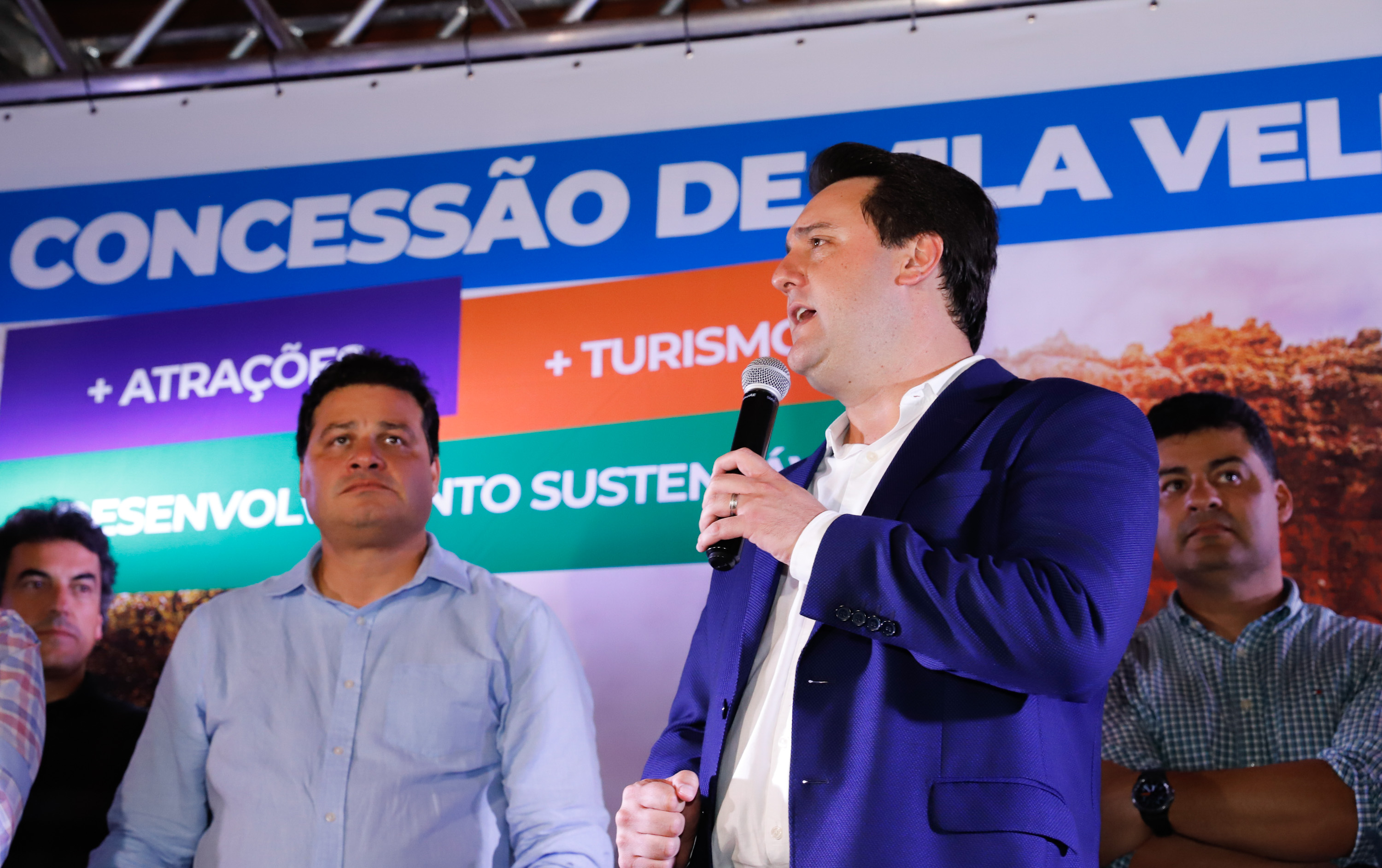 O governador Carlos Massa Ratinho Junior assinou nesta quarta-feira (19) o contrato de concessão de áreas do Parque Estadual Vila Velha, em Ponta Grossa, nos Campos Gerais, para a empresa Eco Parques do Brasil S/A.