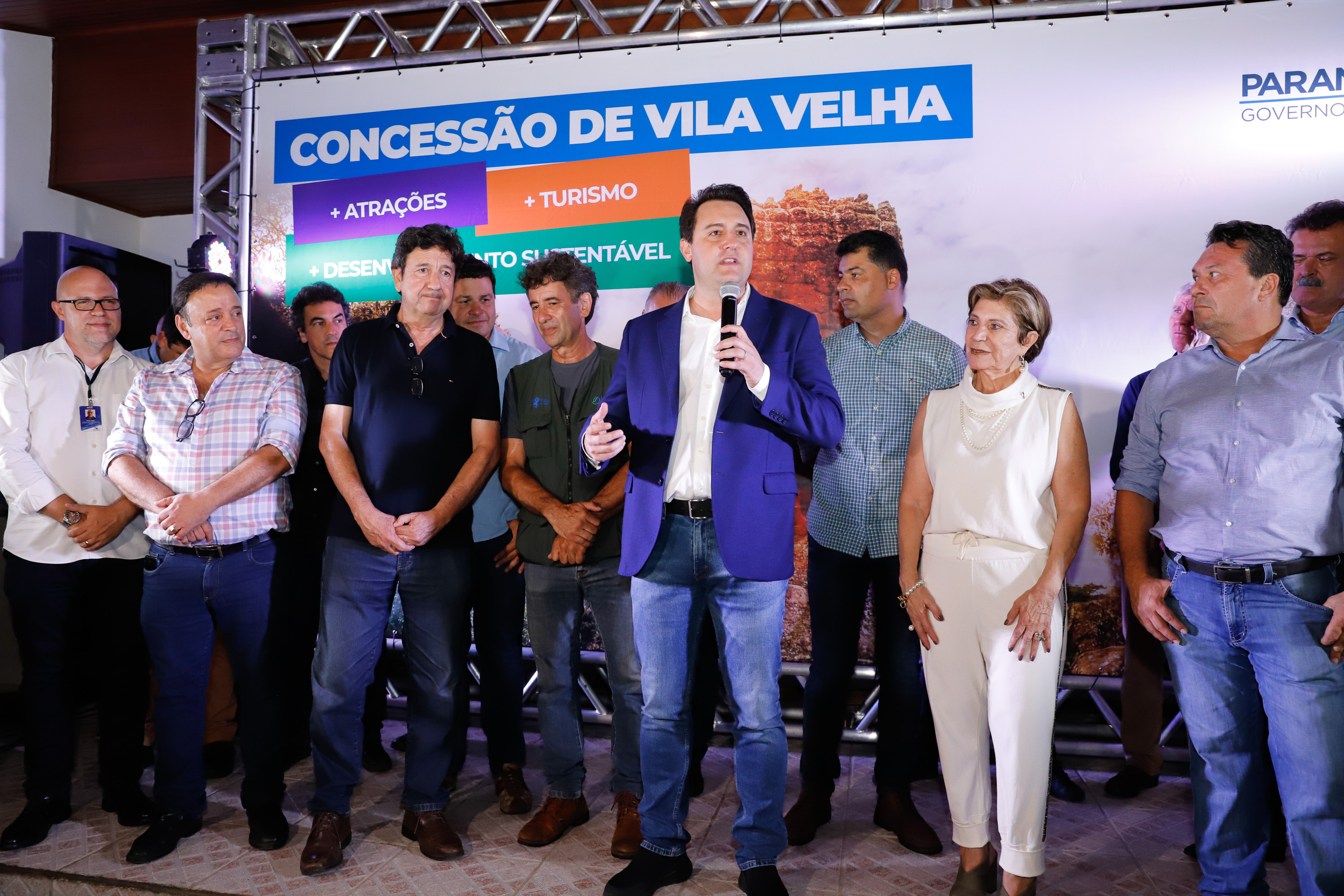 O governador Carlos Massa Ratinho Junior assinou nesta quarta-feira (19) o contrato de concessão de áreas do Parque Estadual Vila Velha, em Ponta Grossa, nos Campos Gerais, para a empresa Eco Parques do Brasil S/A.