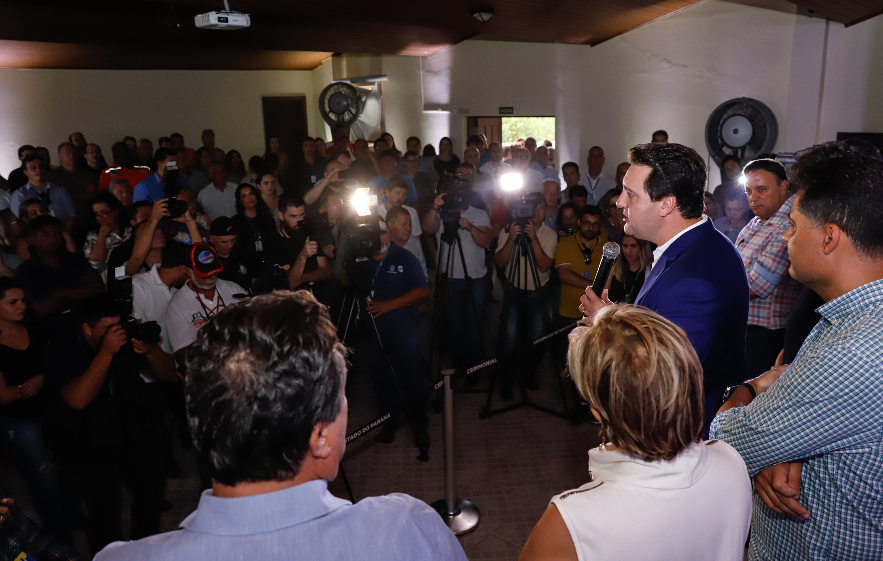 O governador Carlos Massa Ratinho Junior assinou nesta quarta-feira (19) o contrato de concessão de áreas do Parque Estadual Vila Velha, em Ponta Grossa, nos Campos Gerais, para a empresa Eco Parques do Brasil S/A.