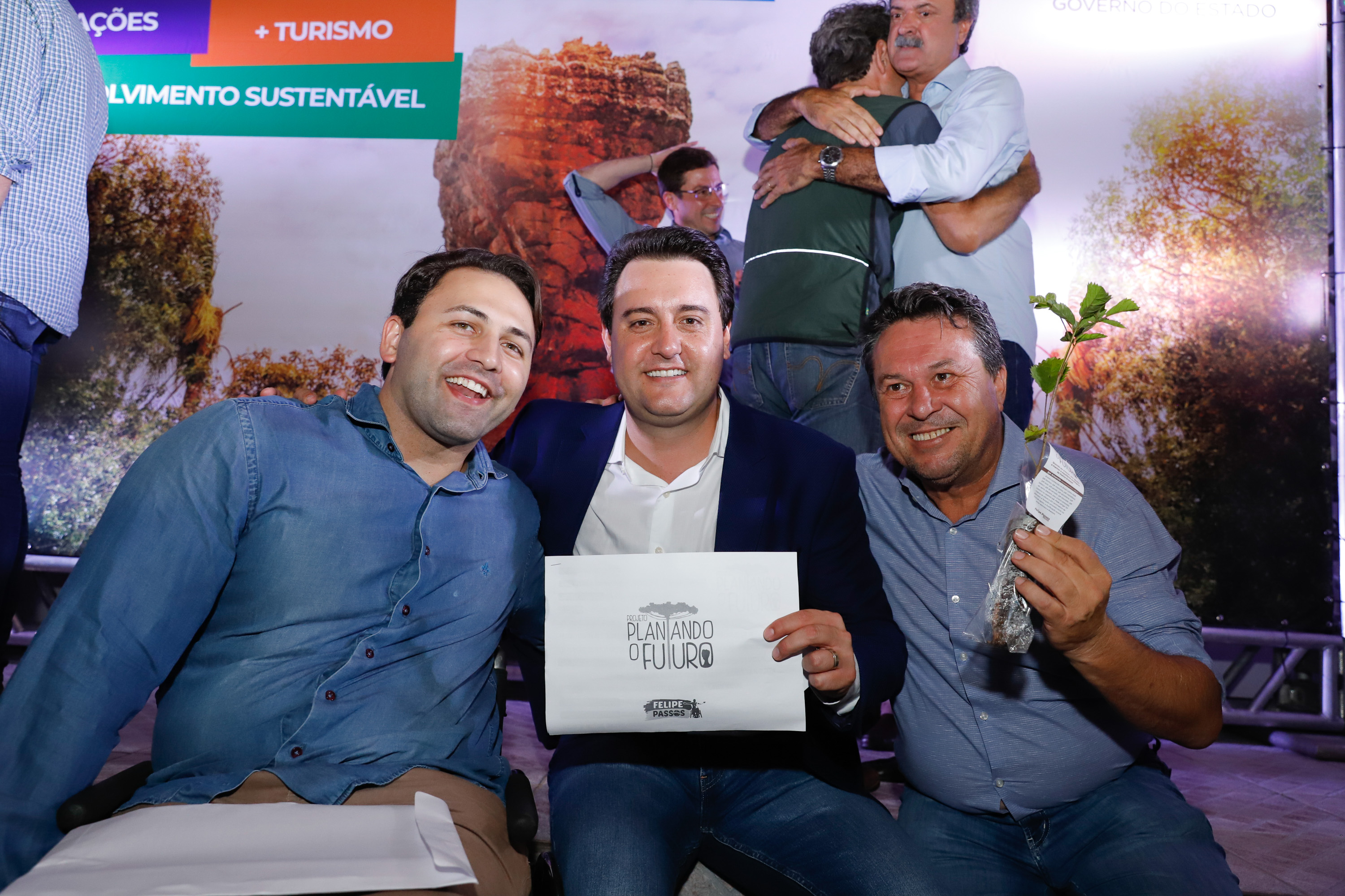 O governador Carlos Massa Ratinho Junior assinou nesta quarta-feira (19) o contrato de concessão de áreas do Parque Estadual Vila Velha, em Ponta Grossa, nos Campos Gerais, para a empresa Eco Parques do Brasil S/A.