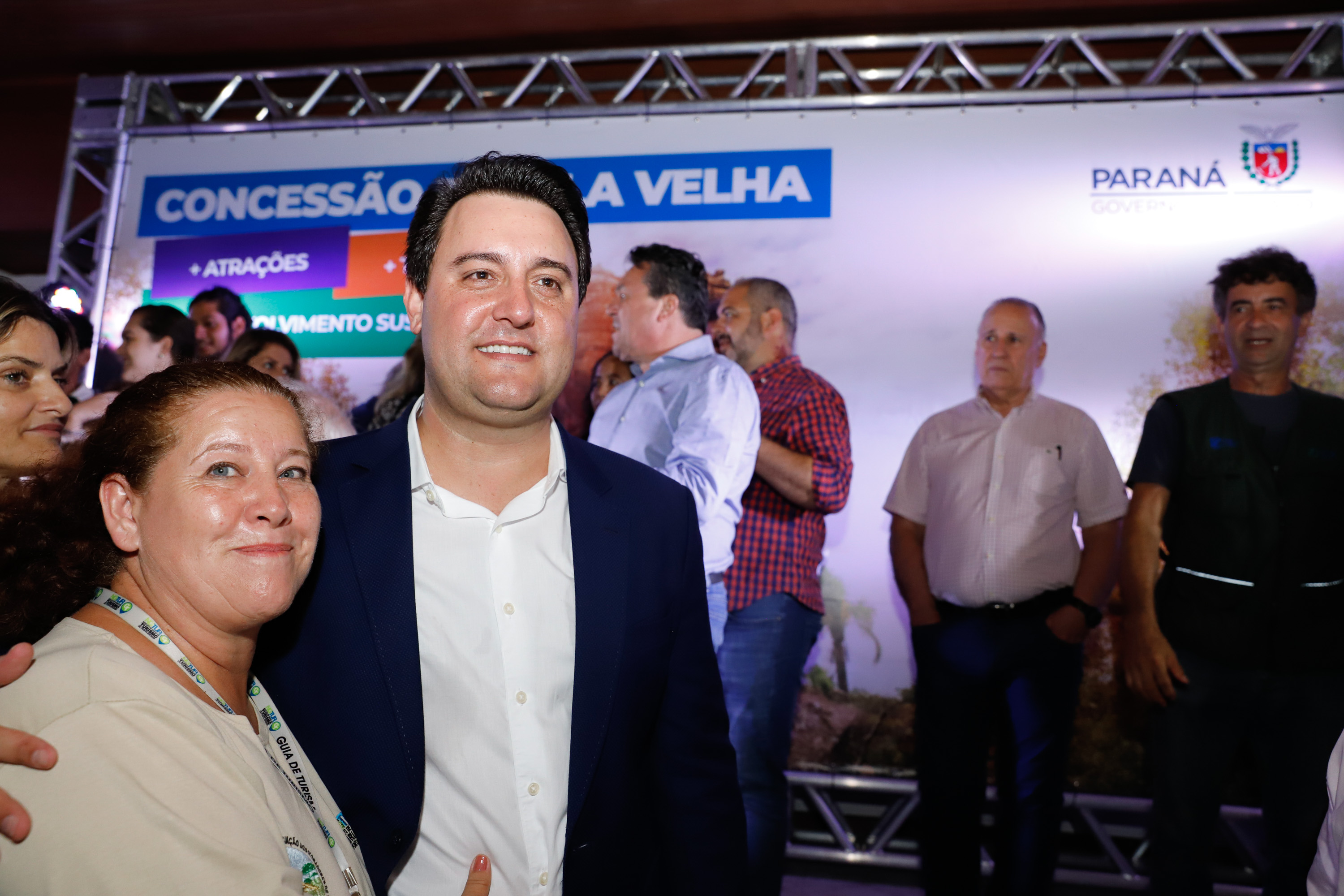 O governador Carlos Massa Ratinho Junior assinou nesta quarta-feira (19) o contrato de concessão de áreas do Parque Estadual Vila Velha, em Ponta Grossa, nos Campos Gerais, para a empresa Eco Parques do Brasil S/A.