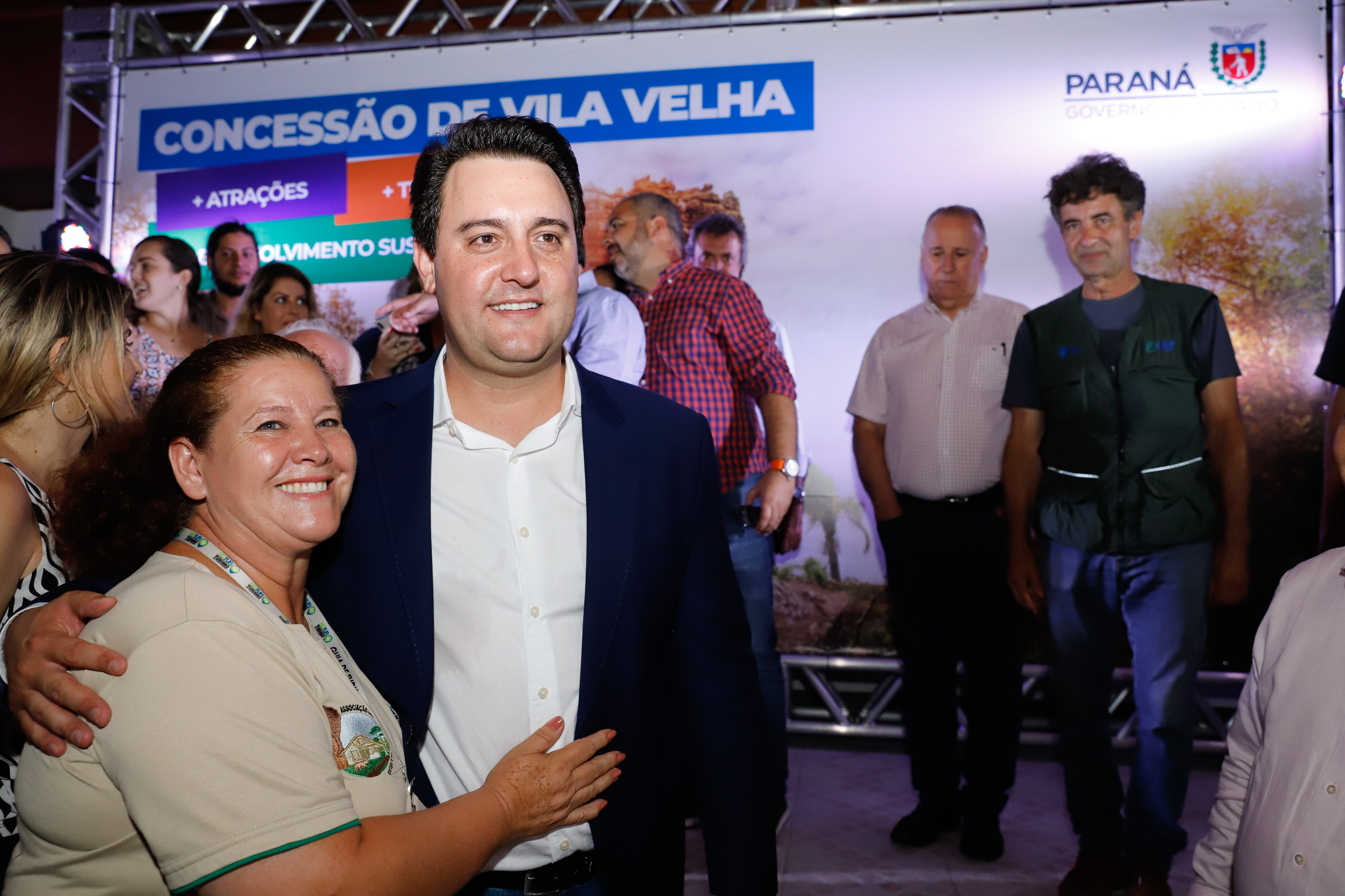 O governador Carlos Massa Ratinho Junior assinou nesta quarta-feira (19) o contrato de concessão de áreas do Parque Estadual Vila Velha, em Ponta Grossa, nos Campos Gerais, para a empresa Eco Parques do Brasil S/A.