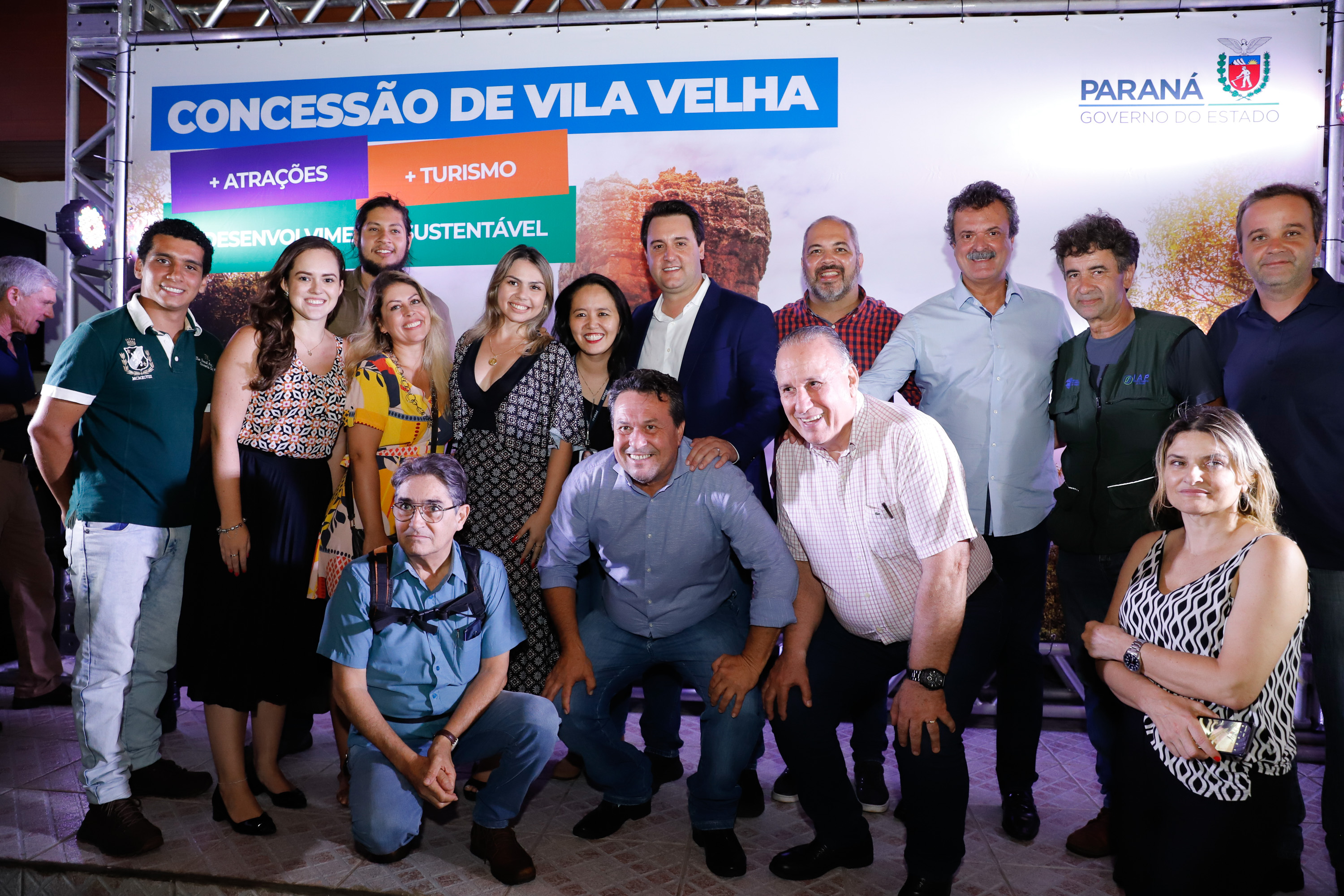 O governador Carlos Massa Ratinho Junior assinou nesta quarta-feira (19) o contrato de concessão de áreas do Parque Estadual Vila Velha, em Ponta Grossa, nos Campos Gerais, para a empresa Eco Parques do Brasil S/A.