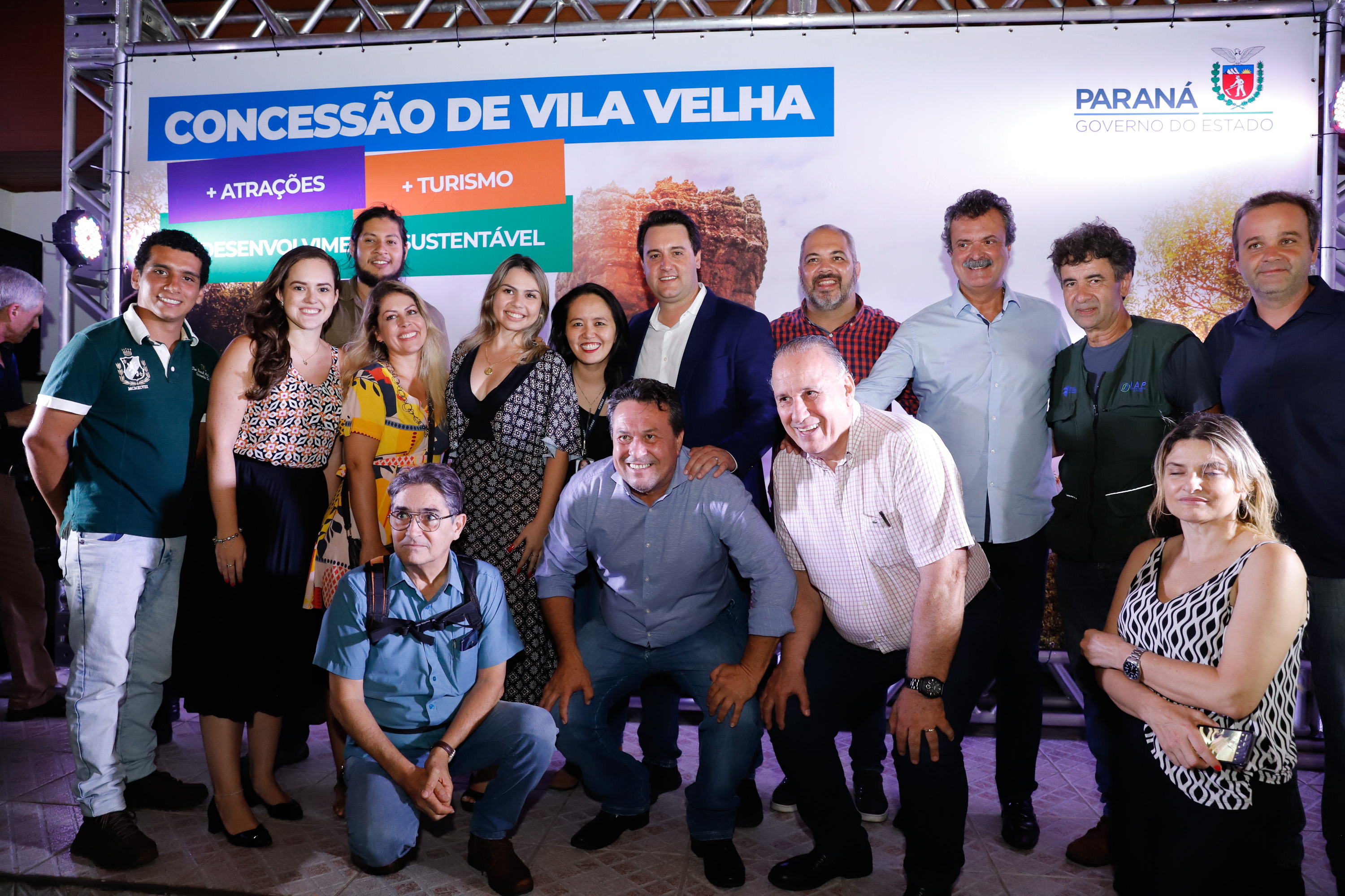 O governador Carlos Massa Ratinho Junior assinou nesta quarta-feira (19) o contrato de concessão de áreas do Parque Estadual Vila Velha, em Ponta Grossa, nos Campos Gerais, para a empresa Eco Parques do Brasil S/A.
