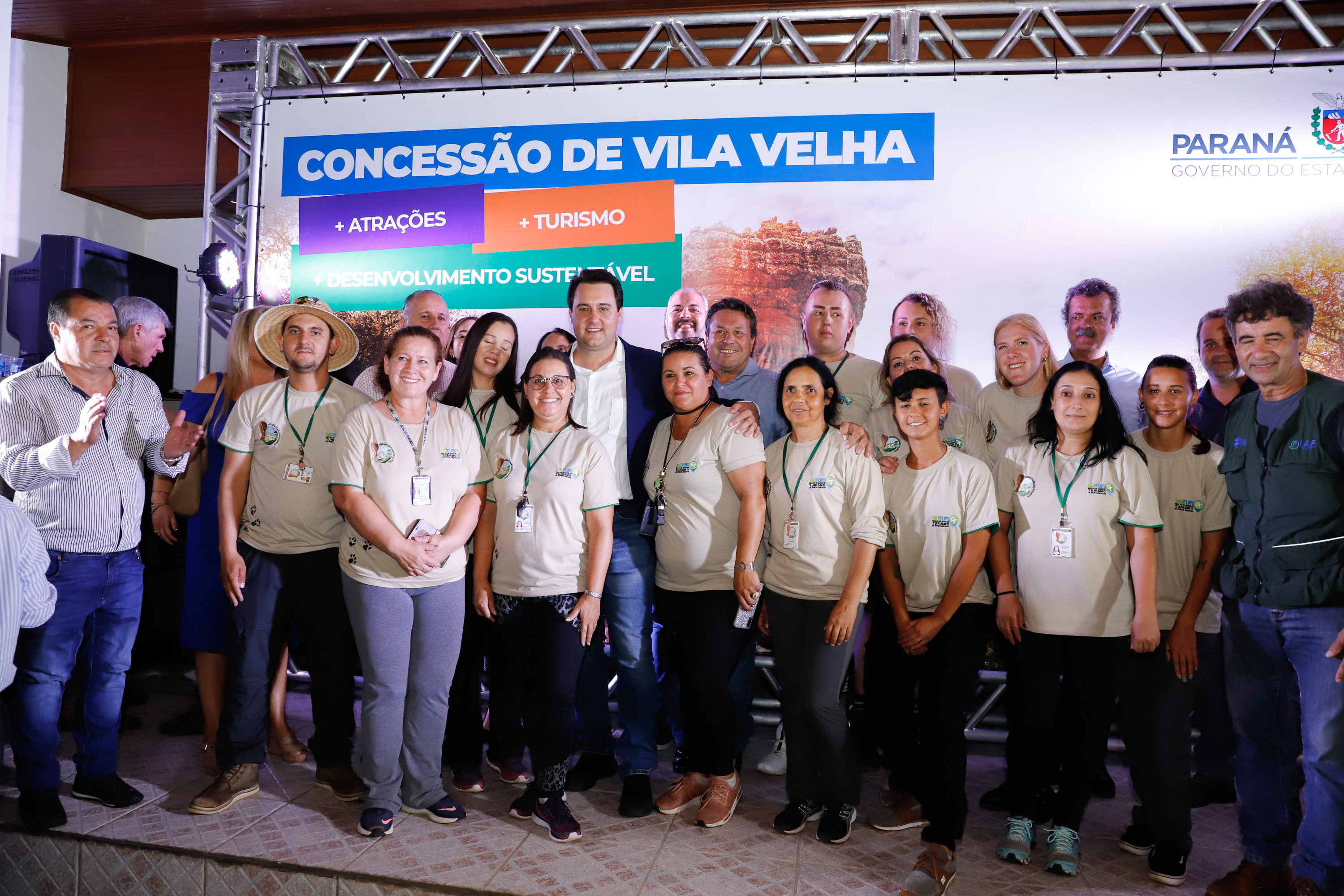 O governador Carlos Massa Ratinho Junior assinou nesta quarta-feira (19) o contrato de concessão de áreas do Parque Estadual Vila Velha, em Ponta Grossa, nos Campos Gerais, para a empresa Eco Parques do Brasil S/A.