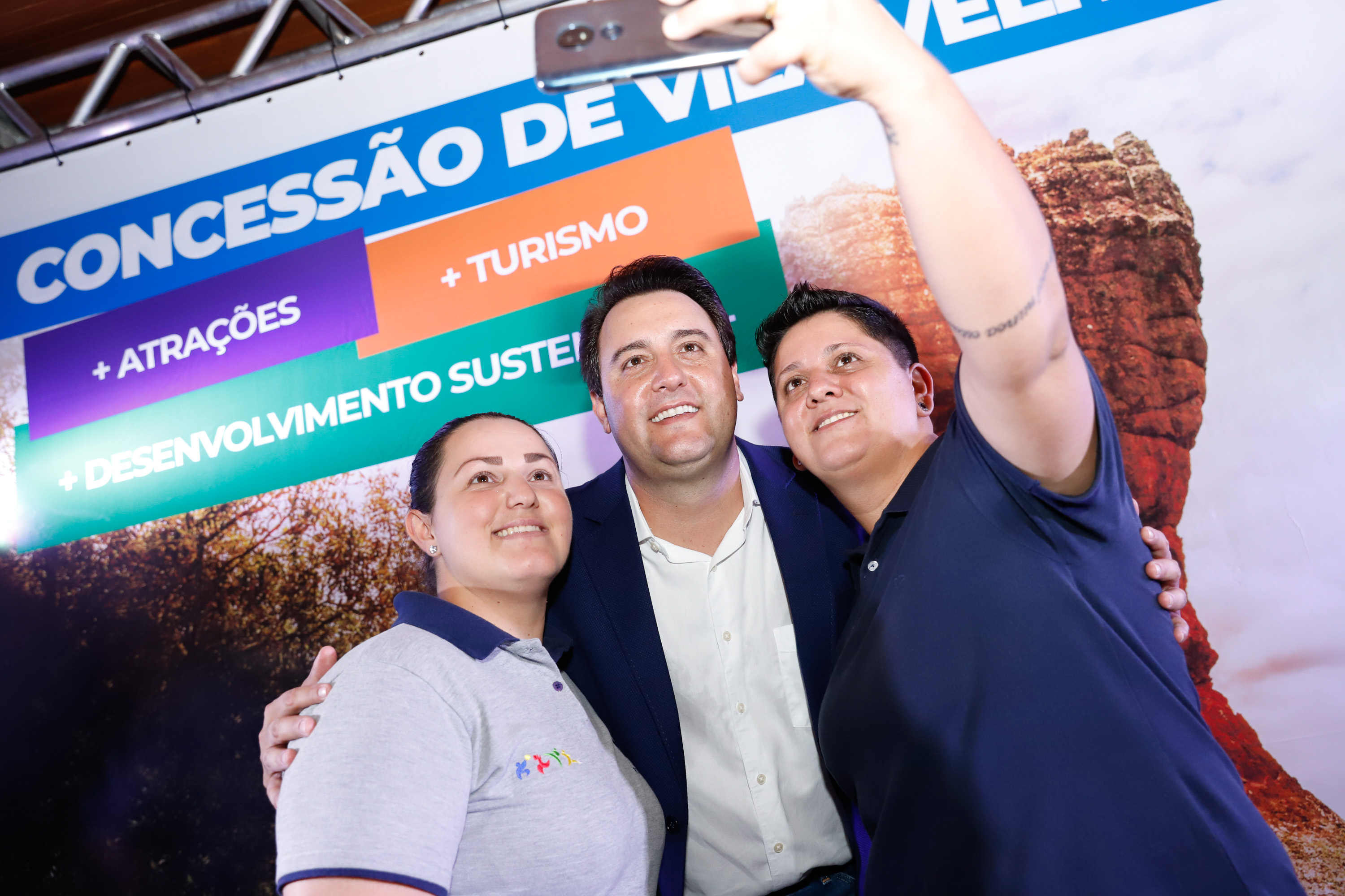 O governador Carlos Massa Ratinho Junior assinou nesta quarta-feira (19) o contrato de concessão de áreas do Parque Estadual Vila Velha, em Ponta Grossa, nos Campos Gerais, para a empresa Eco Parques do Brasil S/A.
