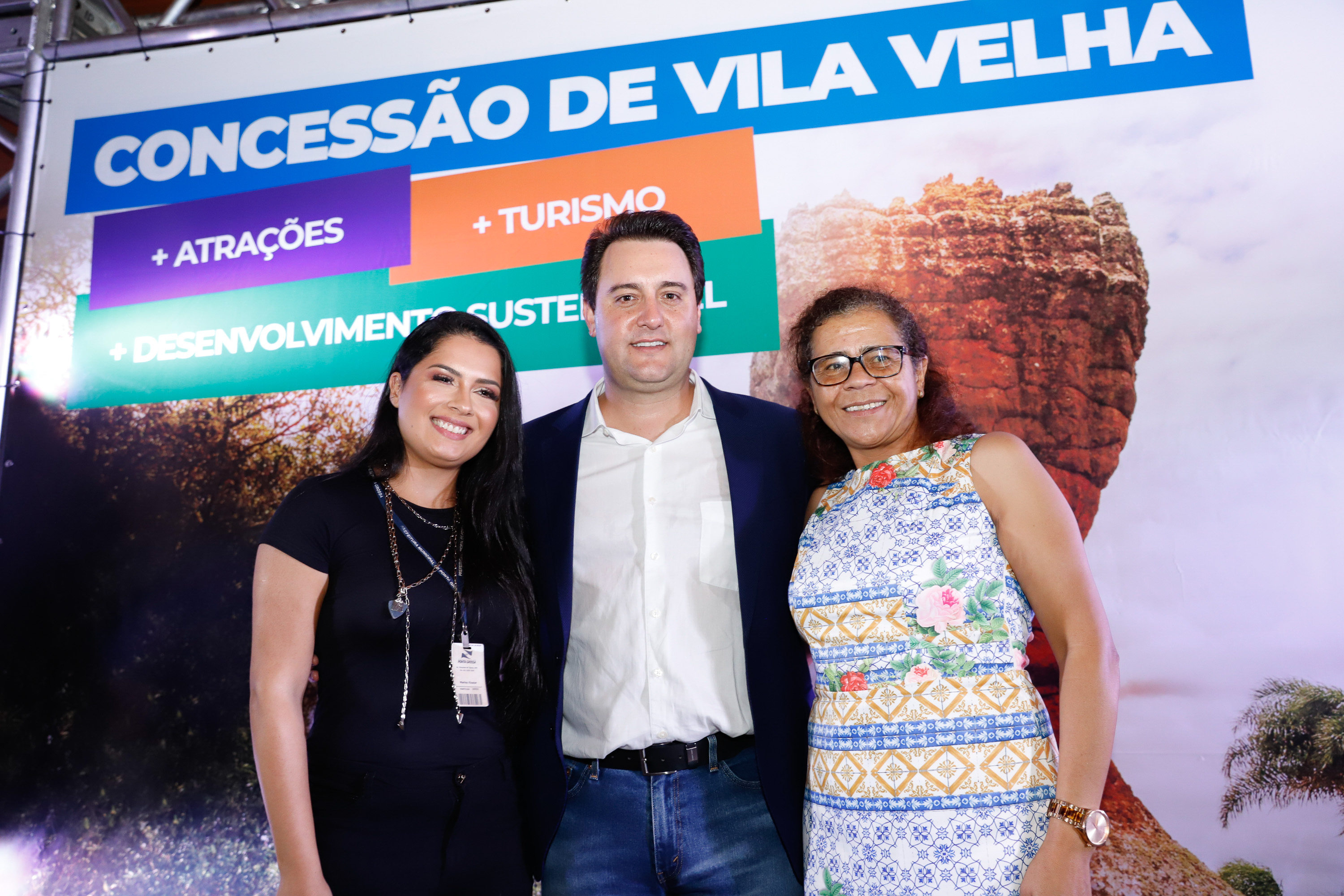 O governador Carlos Massa Ratinho Junior assinou nesta quarta-feira (19) o contrato de concessão de áreas do Parque Estadual Vila Velha, em Ponta Grossa, nos Campos Gerais, para a empresa Eco Parques do Brasil S/A.