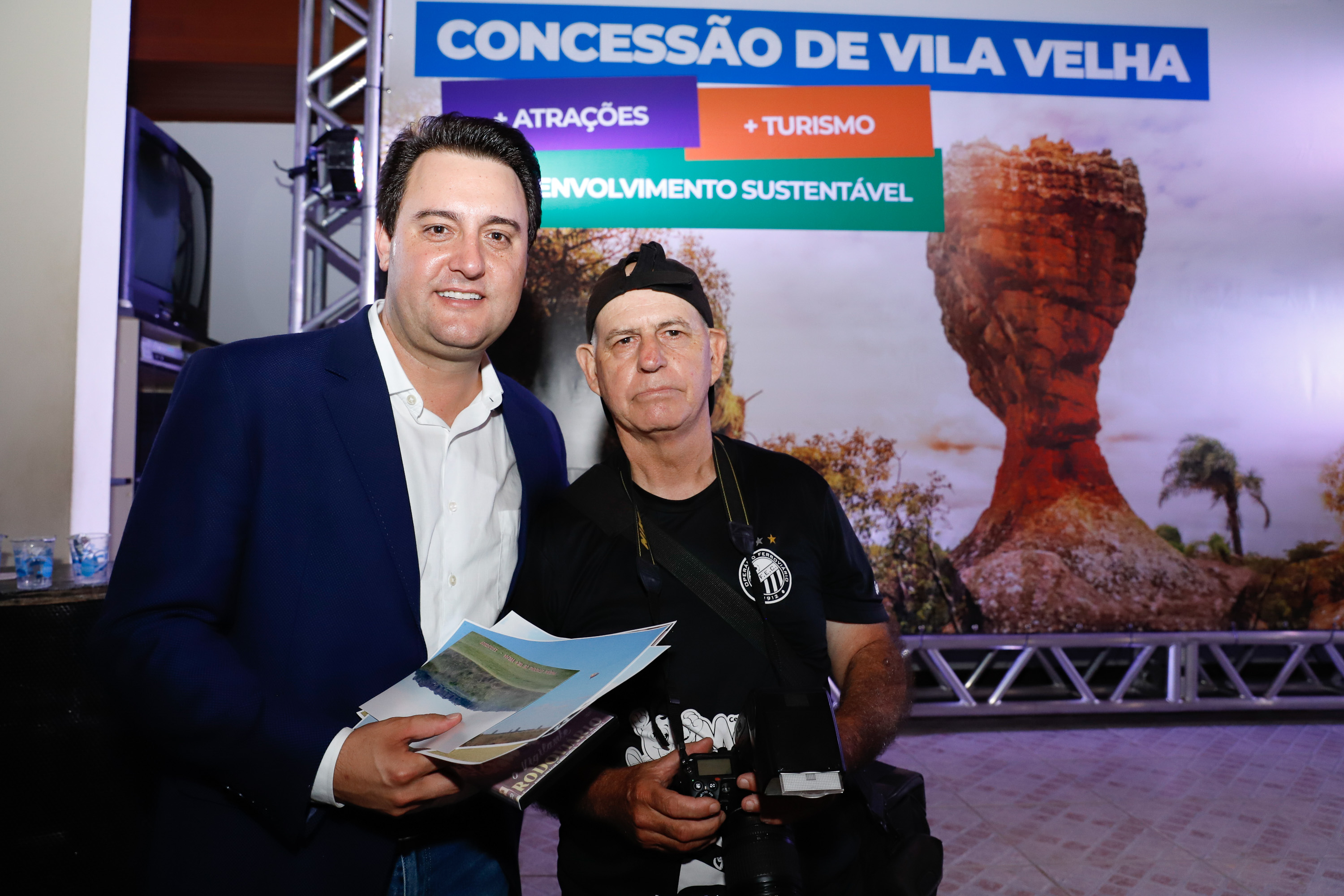 O governador Carlos Massa Ratinho Junior assinou nesta quarta-feira (19) o contrato de concessão de áreas do Parque Estadual Vila Velha, em Ponta Grossa, nos Campos Gerais, para a empresa Eco Parques do Brasil S/A.