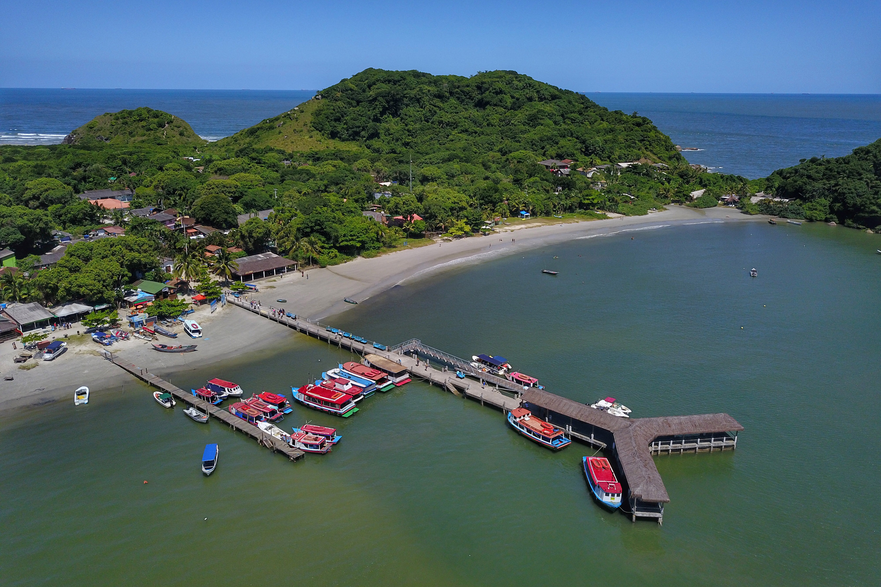 O governador Carlos Massa Ratinho Junior assinou nesta quinta-feira (27) a ordem de serviço para o início das obras de reforma e melhorias nos trapiches de Nova Brasília e Encantadas, na Ilha do Mel, em Paranaguá. O ministro de Infraestrutura, Tarcísio Gomes de Freitas, participou da solenidade. O investimento de R$ 9,5 milhões são da empresa pública Portos do Paraná. As obras devem demorar cerca de sete meses. - Curitiba, 27/02/2020 - Foto: José Fernando Ogura/AEN