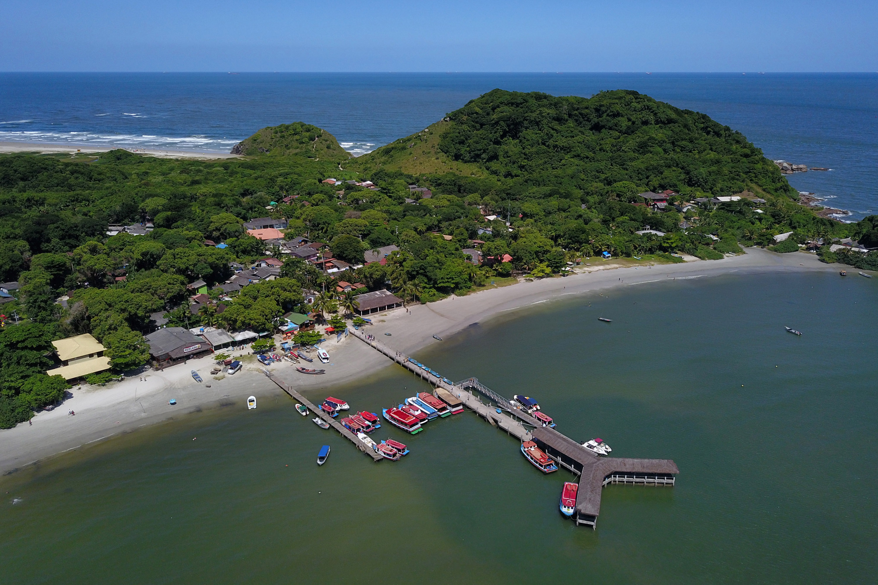 O governador Carlos Massa Ratinho Junior assinou nesta quinta-feira (27) a ordem de serviço para o início das obras de reforma e melhorias nos trapiches de Nova Brasília e Encantadas, na Ilha do Mel, em Paranaguá. O ministro de Infraestrutura, Tarcísio Gomes de Freitas, participou da solenidade. O investimento de R$ 9,5 milhões são da empresa pública Portos do Paraná. As obras devem demorar cerca de sete meses. - Curitiba, 27/02/2020 - Foto: José Fernando Ogura/AEN