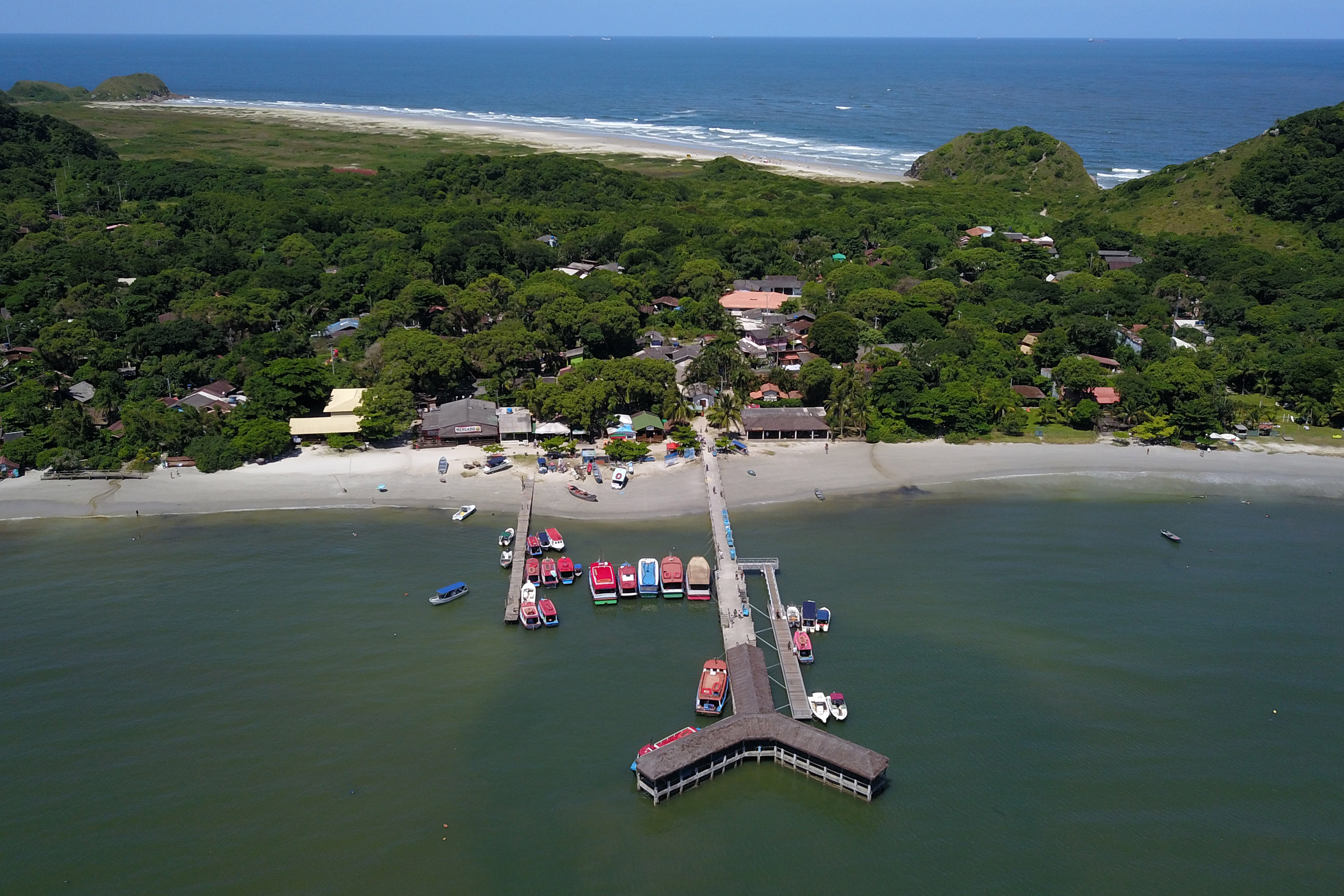O governador Carlos Massa Ratinho Junior assinou nesta quinta-feira (27) a ordem de serviço para o início das obras de reforma e melhorias nos trapiches de Nova Brasília e Encantadas, na Ilha do Mel, em Paranaguá. O ministro de Infraestrutura, Tarcísio Gomes de Freitas, participou da solenidade. O investimento de R$ 9,5 milhões são da empresa pública Portos do Paraná. As obras devem demorar cerca de sete meses. - Curitiba, 27/02/2020 - Foto: José Fernando Ogura/AEN