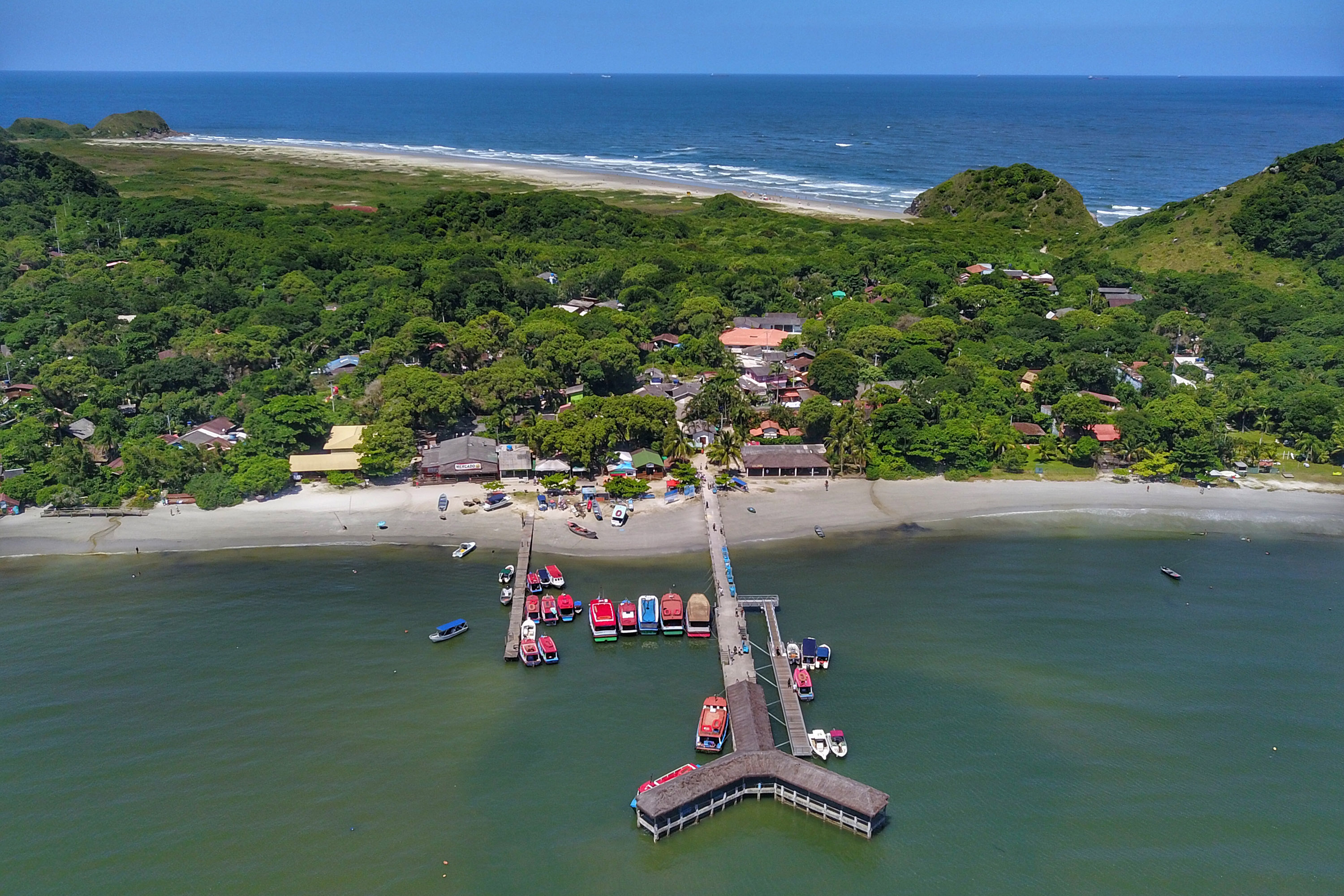 O governador Carlos Massa Ratinho Junior assinou nesta quinta-feira (27) a ordem de serviço para o início das obras de reforma e melhorias nos trapiches de Nova Brasília e Encantadas, na Ilha do Mel, em Paranaguá. O ministro de Infraestrutura, Tarcísio Gomes de Freitas, participou da solenidade. O investimento de R$ 9,5 milhões são da empresa pública Portos do Paraná. As obras devem demorar cerca de sete meses. - Curitiba, 27/02/2020 - Foto: José Fernando Ogura/AEN