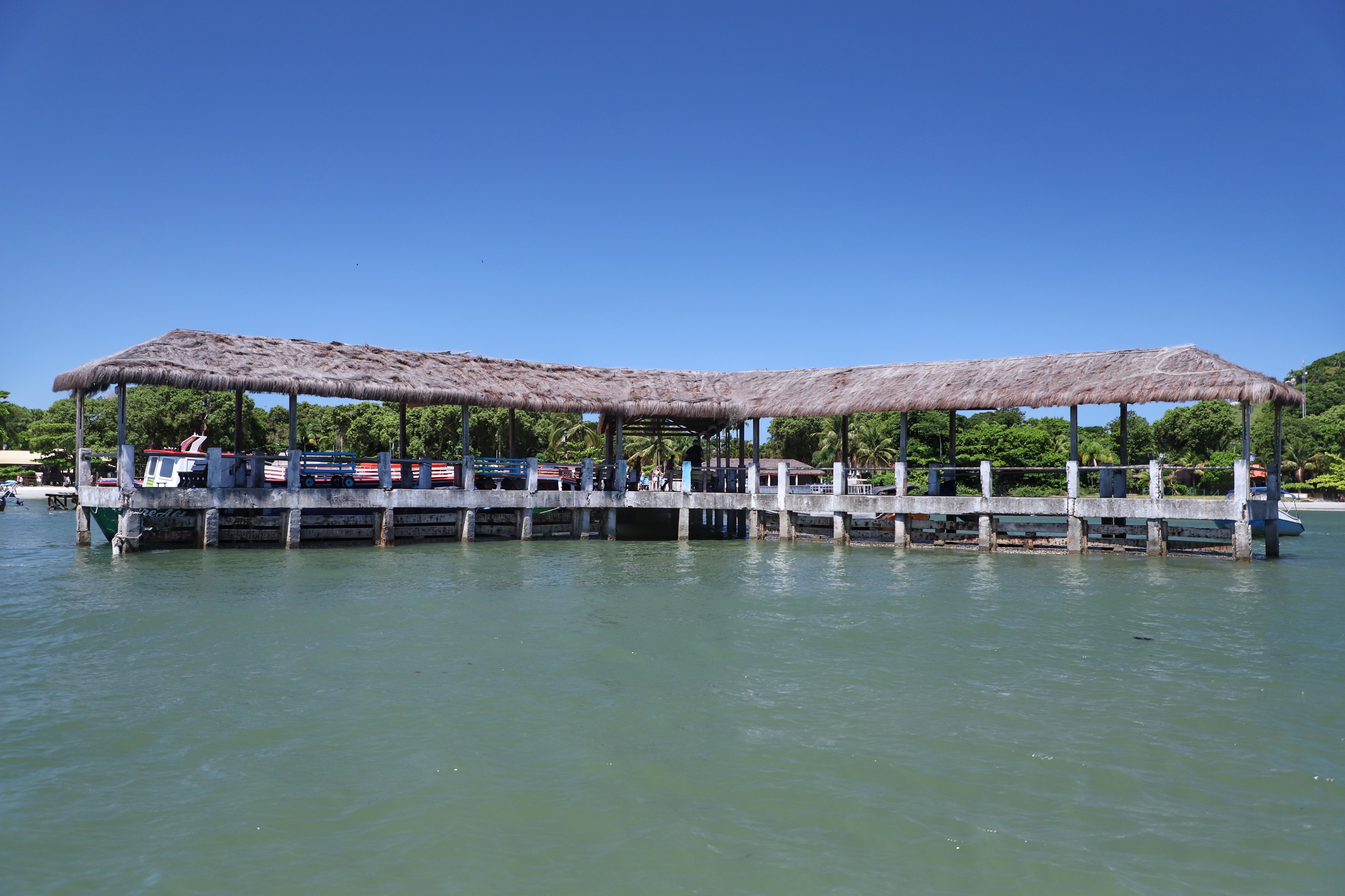 O governador Carlos Massa Ratinho Junior assinou nesta quinta-feira (27) a ordem de serviço para o início das obras de reforma e melhorias nos trapiches de Nova Brasília e Encantadas, na Ilha do Mel, em Paranaguá. O ministro de Infraestrutura, Tarcísio Gomes de Freitas, participou da solenidade. O investimento de R$ 9,5 milhões são da empresa pública Portos do Paraná. As obras devem demorar cerca de sete meses. - Curitiba, 27/02/2020 - Foto: José Fernando Ogura/AEN